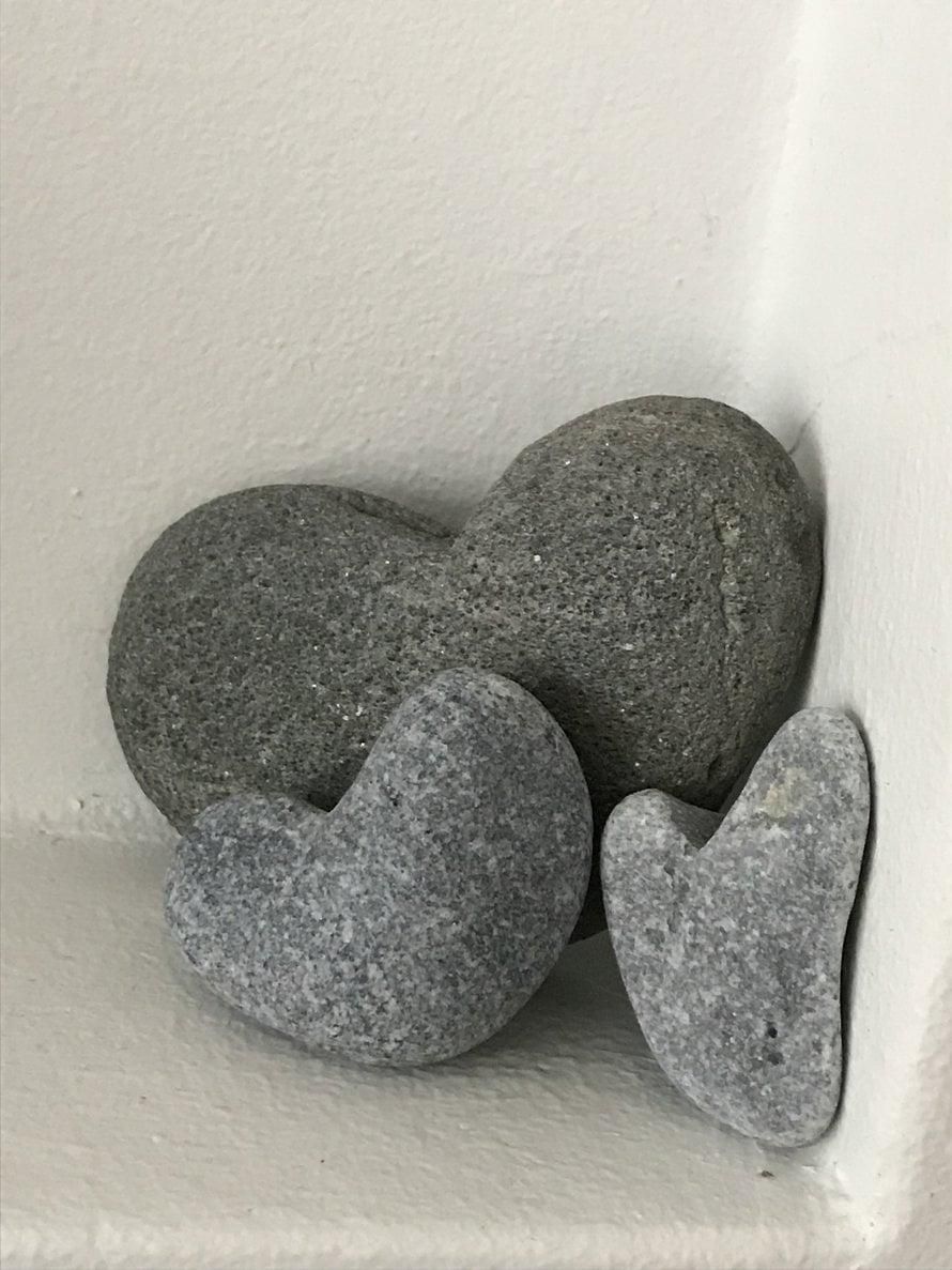 Kivet symboloivat kivistä polkuamme perheeksi. Saimme kauan odotetun tyttömme lähes 20-vuotishääpäivänä. Merenneito