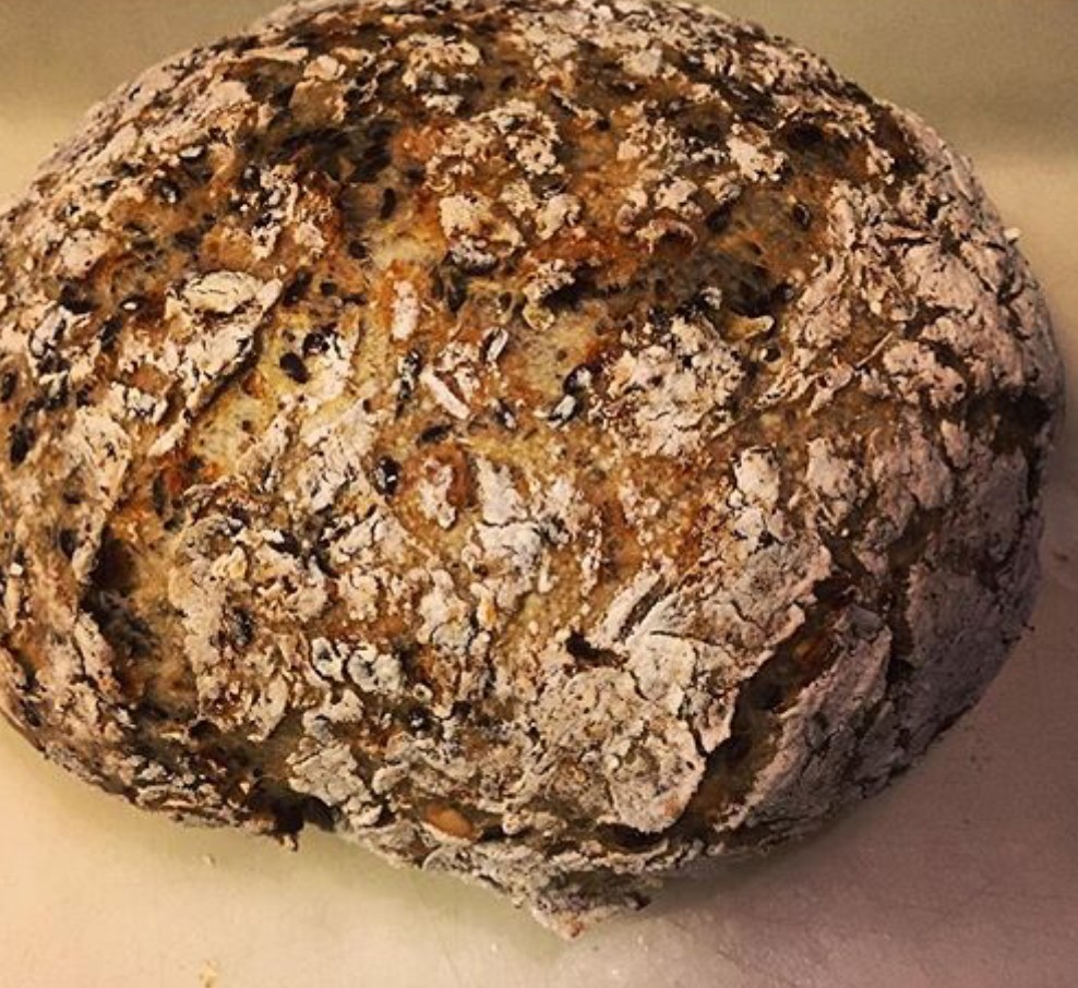 Instakäyttäjä @tassu81:n suosikkileivonnainen on kinkkupiirakka, ja hän tykkää myös koristella kakkuja. Tällä kertaa @tassu81 innostui leipomaan gluteenitonta pataleipää. "Mieheni sai myös maistaa pienen palan", @tassu81 kertoo.