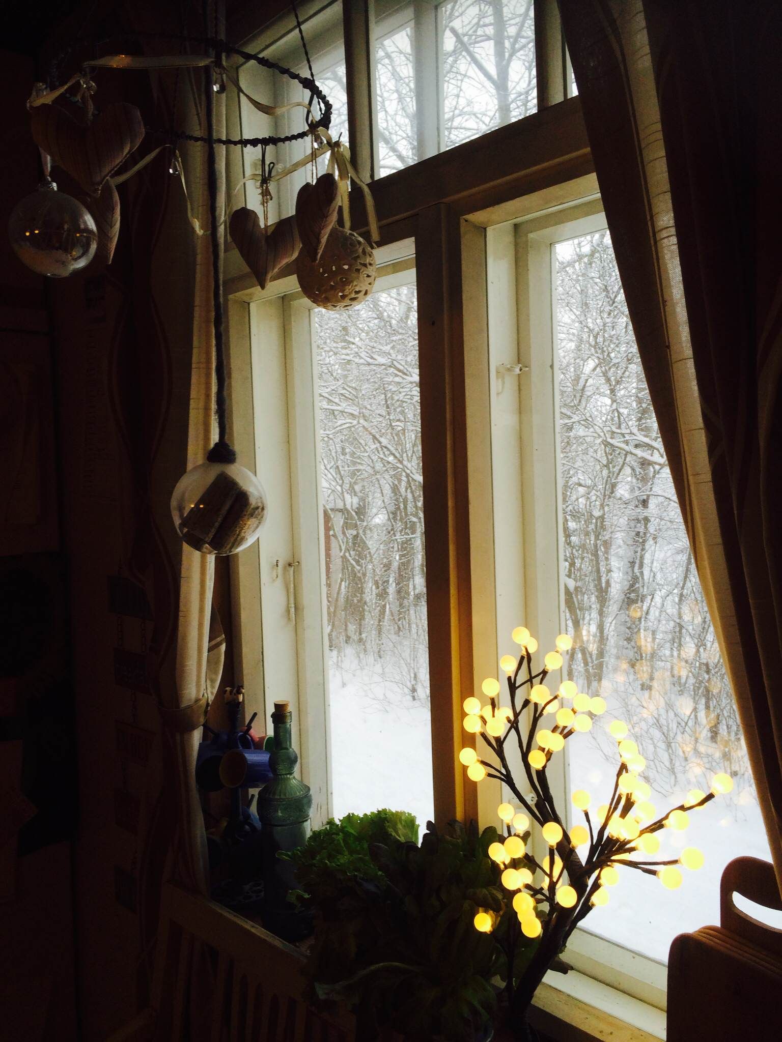 Vanhan puutalomme nurkissa vinkuu tuuli.