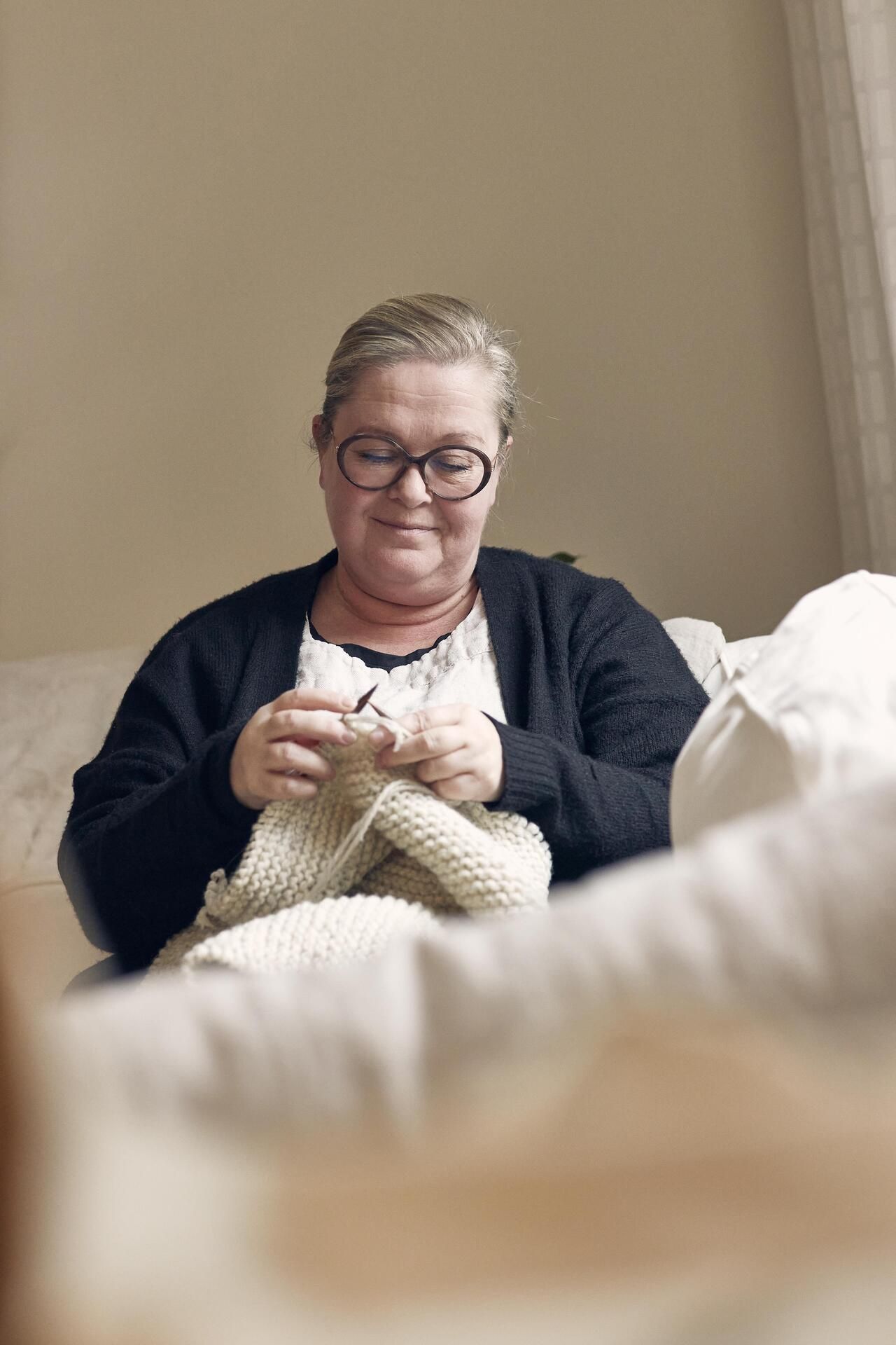 Lastenlasten kanssa retkeily on Sarille rakasta. Hän neuloo istuinalustaa, jonka voi laittaa vaikka hankeen.