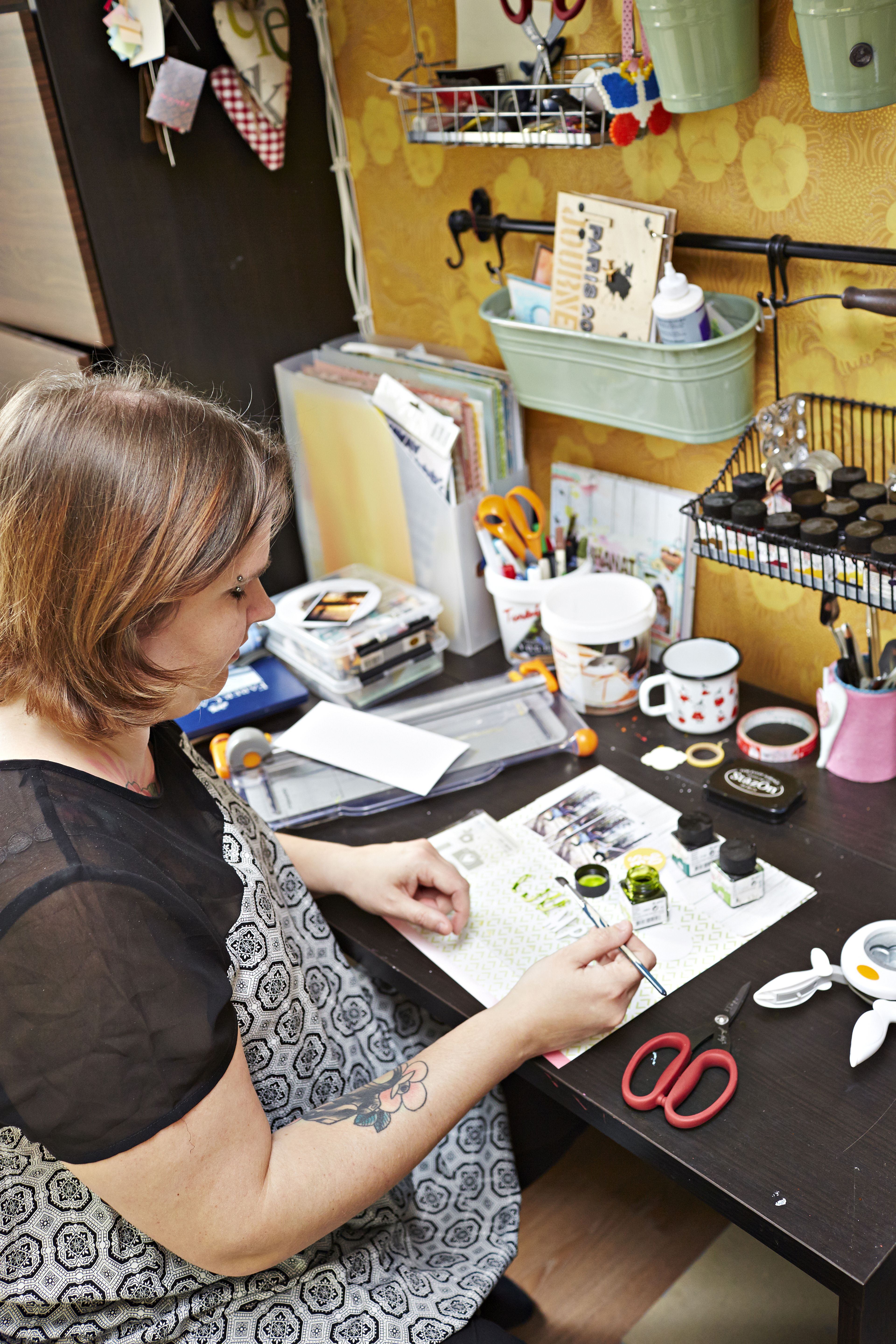 Minna soveltaa skräppäyksen menetelmiä työssään kehitysvammaisten parissa. Lastensa kanssa hän ei askartele, riittää kun antaa tarvikkeet.