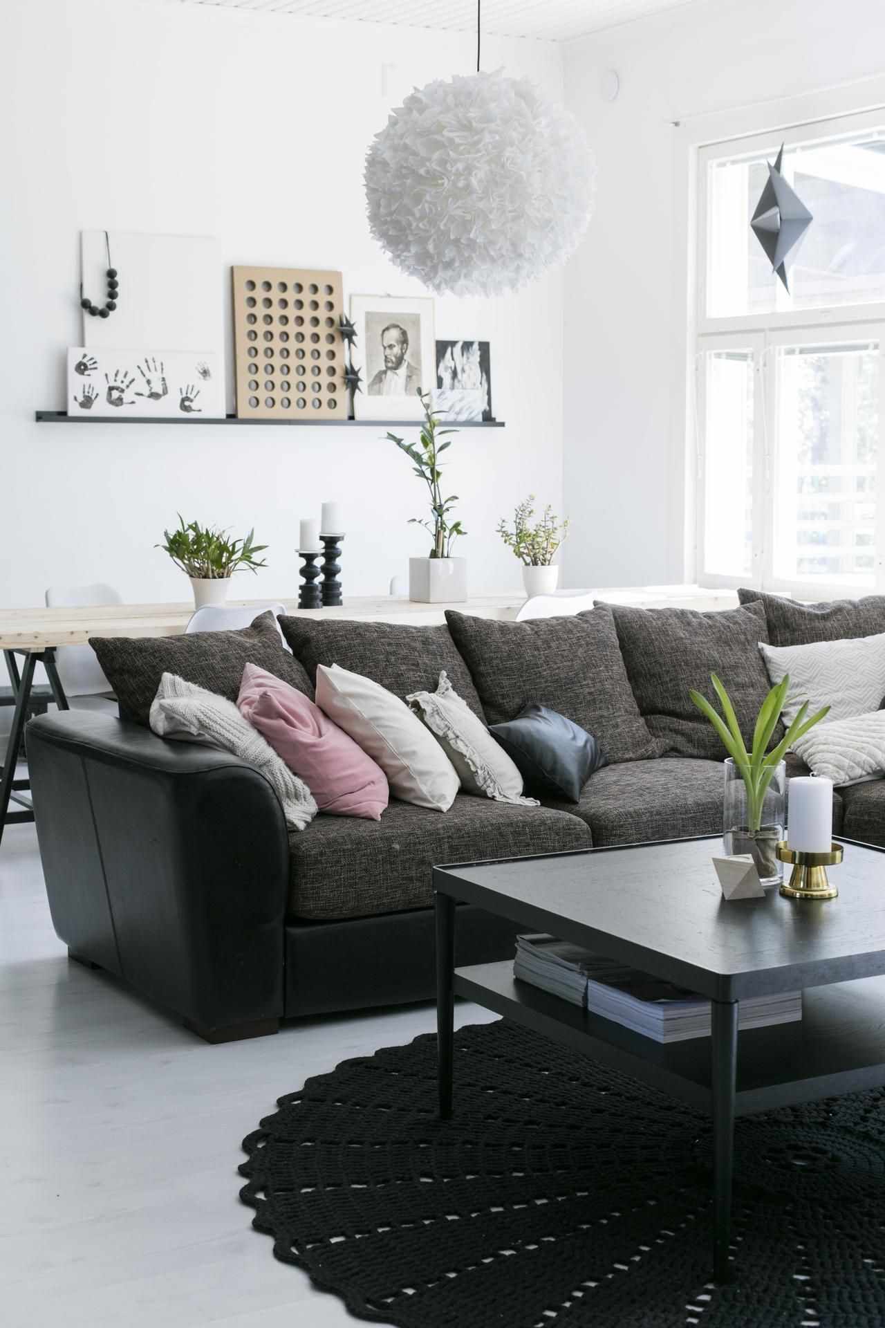 Olohuoneen tauluhyllyllä on muistoja ja koulun vintiltä löytynyt Aleksis Kiven kuva. Kattovalaisin on Eeva-Riikan itse tekemä.