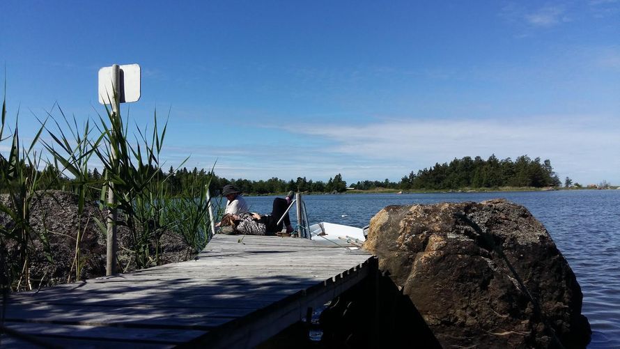 ”Laiturilla tuulee miltei aina, koska kauempaa oikealta aukeaa avomeri. Kerran ottaessani aurinkoa joutsenpari lehahti aika läheltä kasvoja: lentäessä kuuluu kova ääni. Hyvä, ettei aurinkotuoli keikahtanut mereen!” – Punasukka
