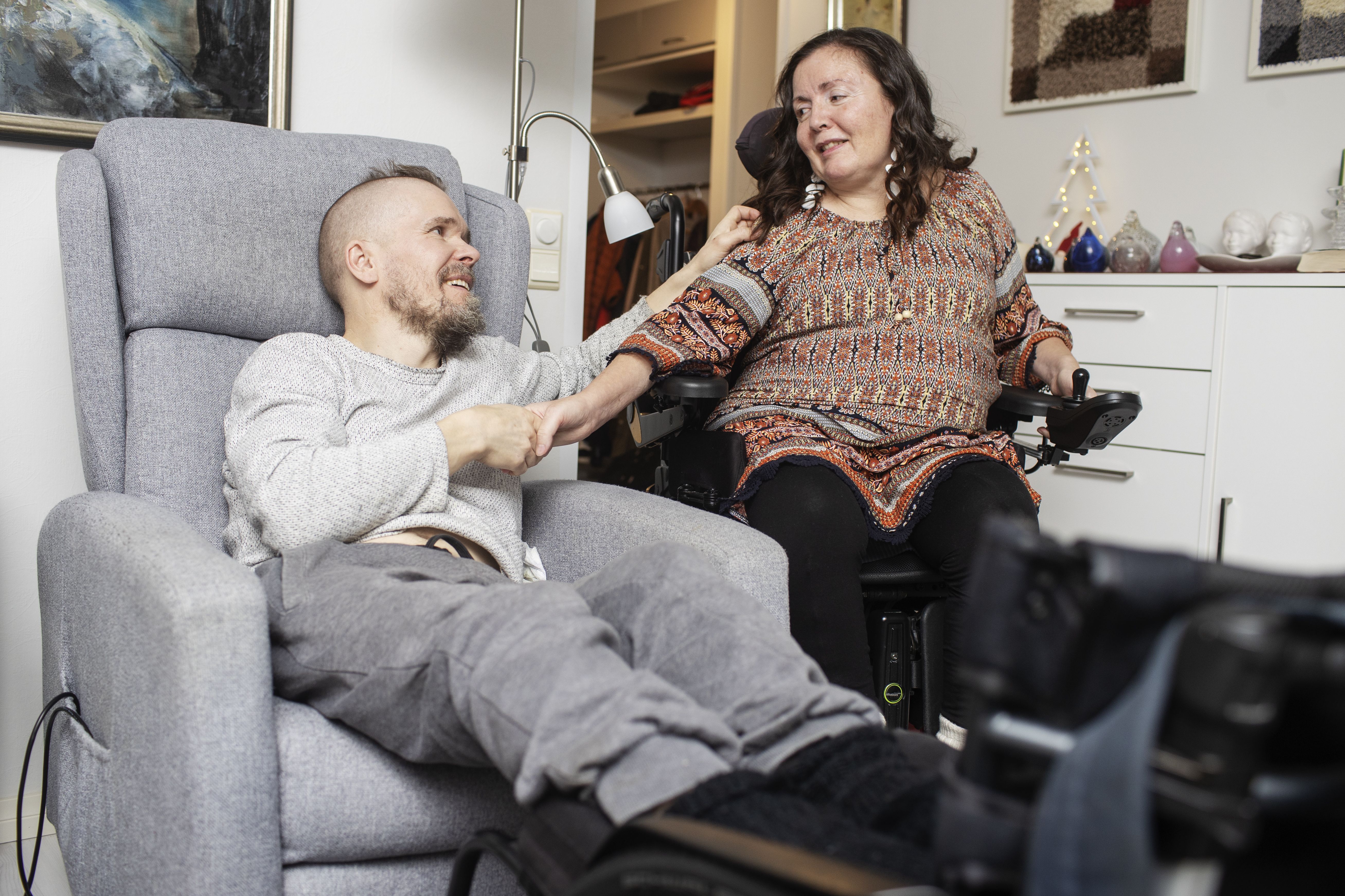 <macro_up> Janne on Siljan omaishoitaja ja auttaa Siljaa kaikessa. Omaishoitajuus on pariskunnalle luonnollinen ratkaisu.