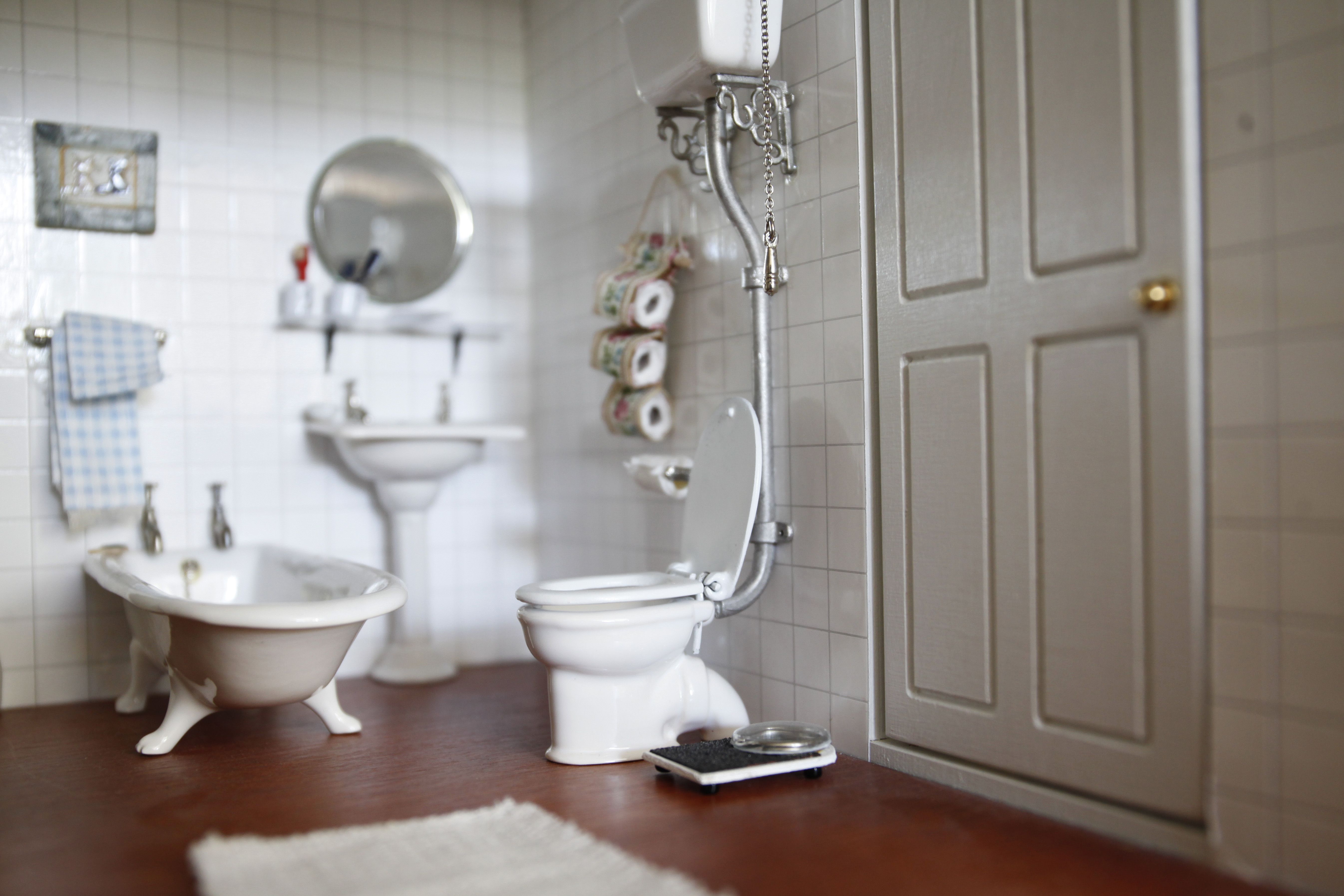 Kylpyhuoneen kalusteet ovat oikeaa posliinia. Luoto tilasi ne Englannista.