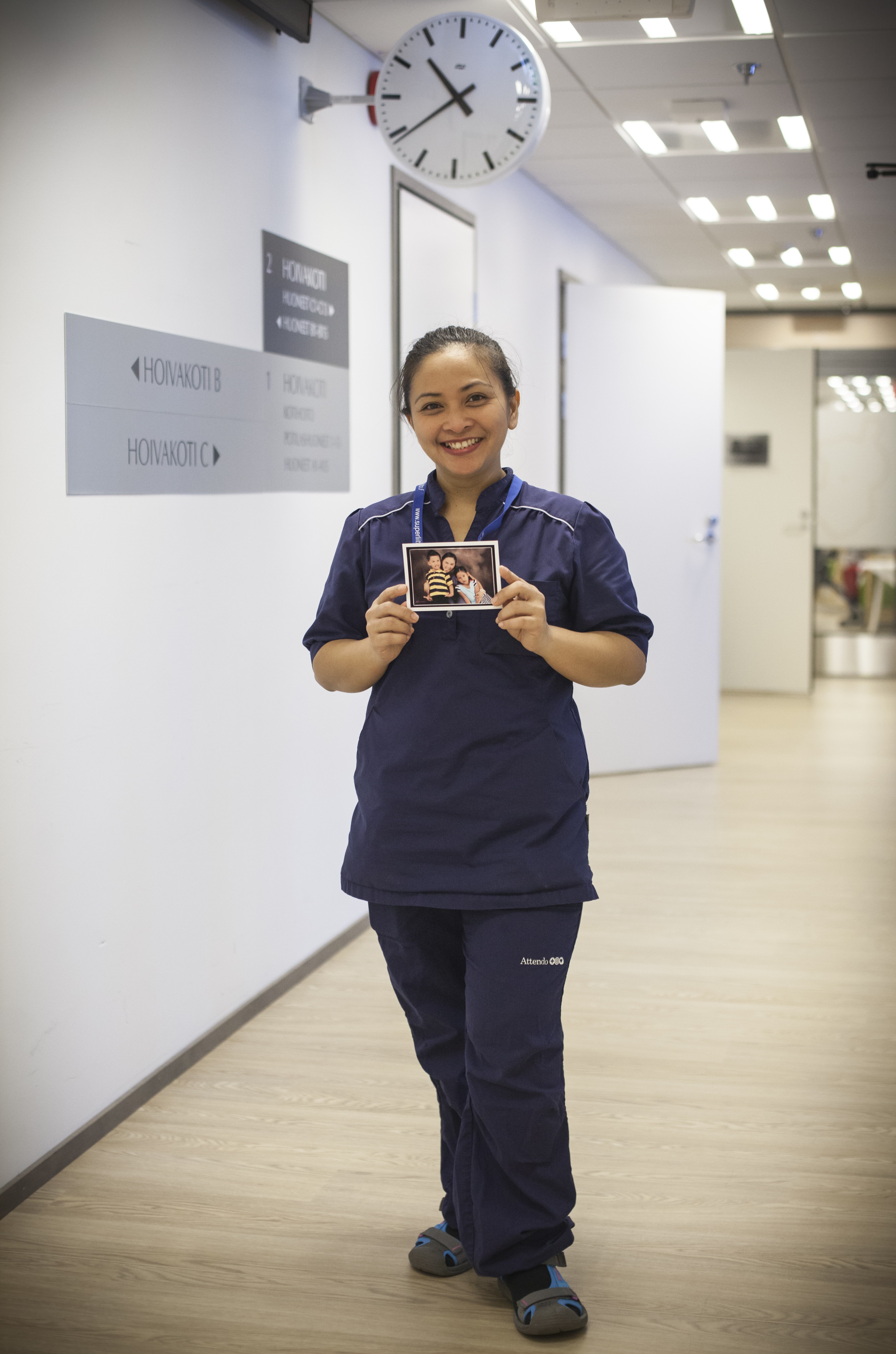 Kun etäisyys lapsiin on yhdeksäntuhatta kilometriä, valokuvat ovat tärkeitä. ”Kaksoseni Denise ja Denzl ovat minulle kaikki kaikessa”, Charity Dela Cruz sanoo.