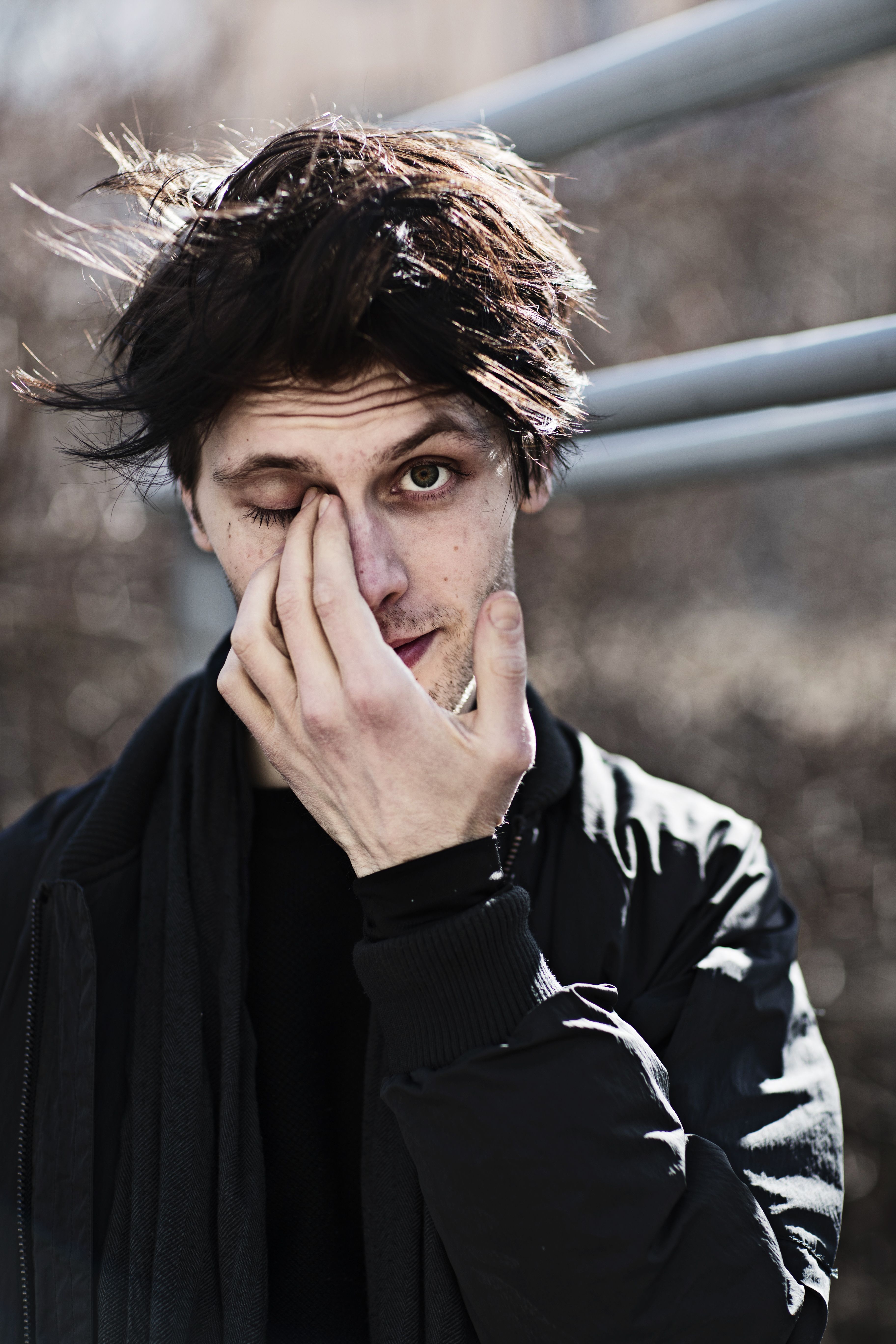 ”Jos olen kotona, tuntuu koko ajan, että pitäisi saada jotain merkityksellistä aikaan. Kun katson koneelta tunteja putkeen Breaking Badia, kaduttaa.”