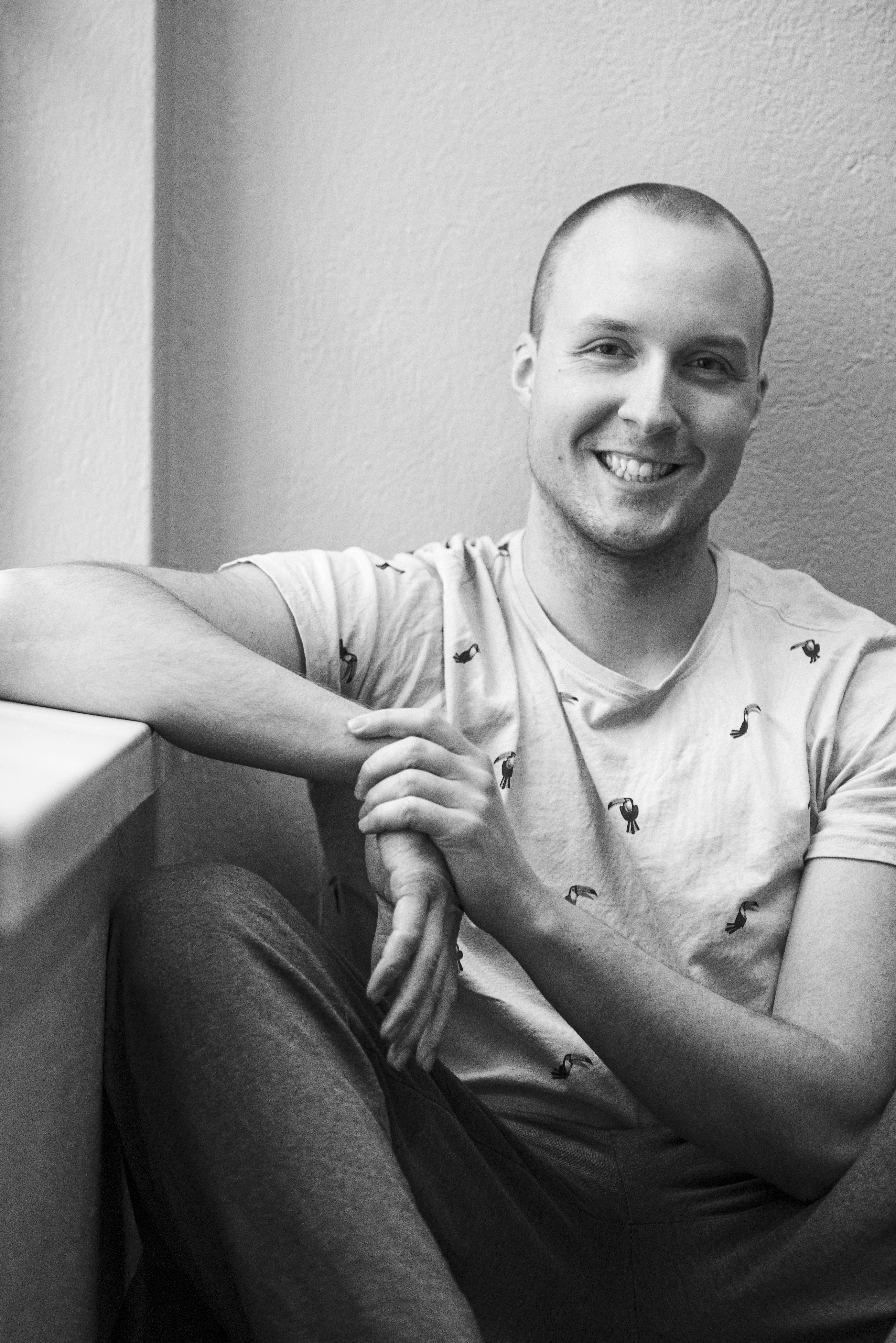 Topi Borg on 28-vuotias Tampereella asuva hyllyttäjä. Topin perheeseen kuuluvat Sami-isä ja Anne-Mari-äiti sekä neljä aikuista sisarusta. Topi harrastaa elokuvien katselua, elokuvafestivaaleja, kirjojen lukemista, kehonrakennusta, lenkkeilyä ja päiväkirjan kirjoittamista. Hän puhuu sujuvaa japania. Topi on mukana Kirjolla-sarjassa (Yle), joka kertoo autismin kirjolla olevien nuorten aikuisten arjesta.