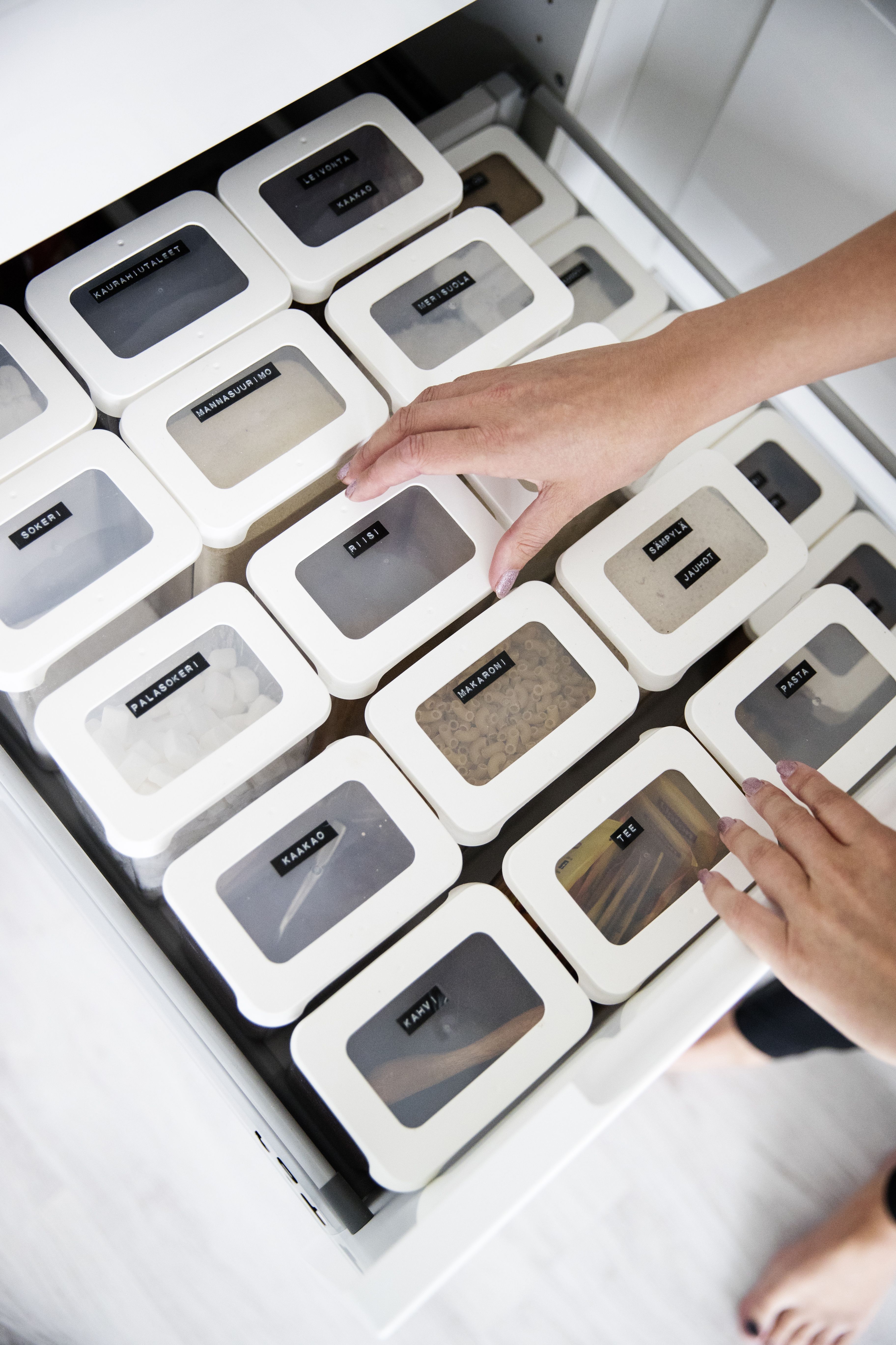 Saman sarjan säilytysastiat ovat harmoninen näky ja tehokasta tilankäyttöä keittiön vetolaatikoissa.