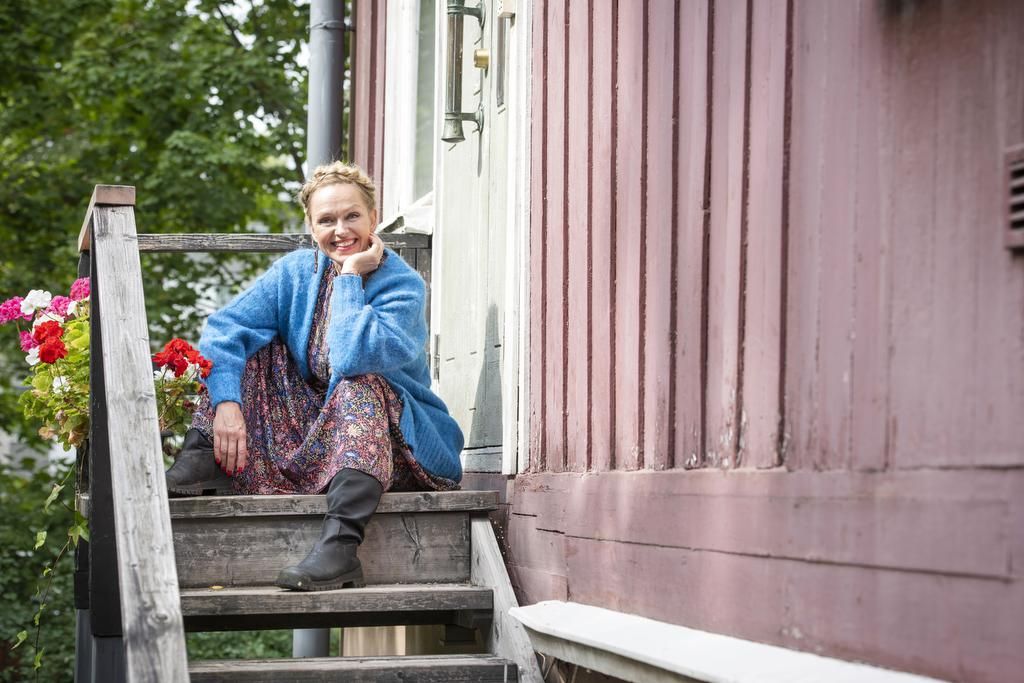 ”En ymmärrä, minkä takia ajatellaan, että viisikymppisyys tai keski-ikä rajoittaisi. Hyviä asioita voi tapahtua missä tahansa iässä”, Anu, 56, sanoo. 