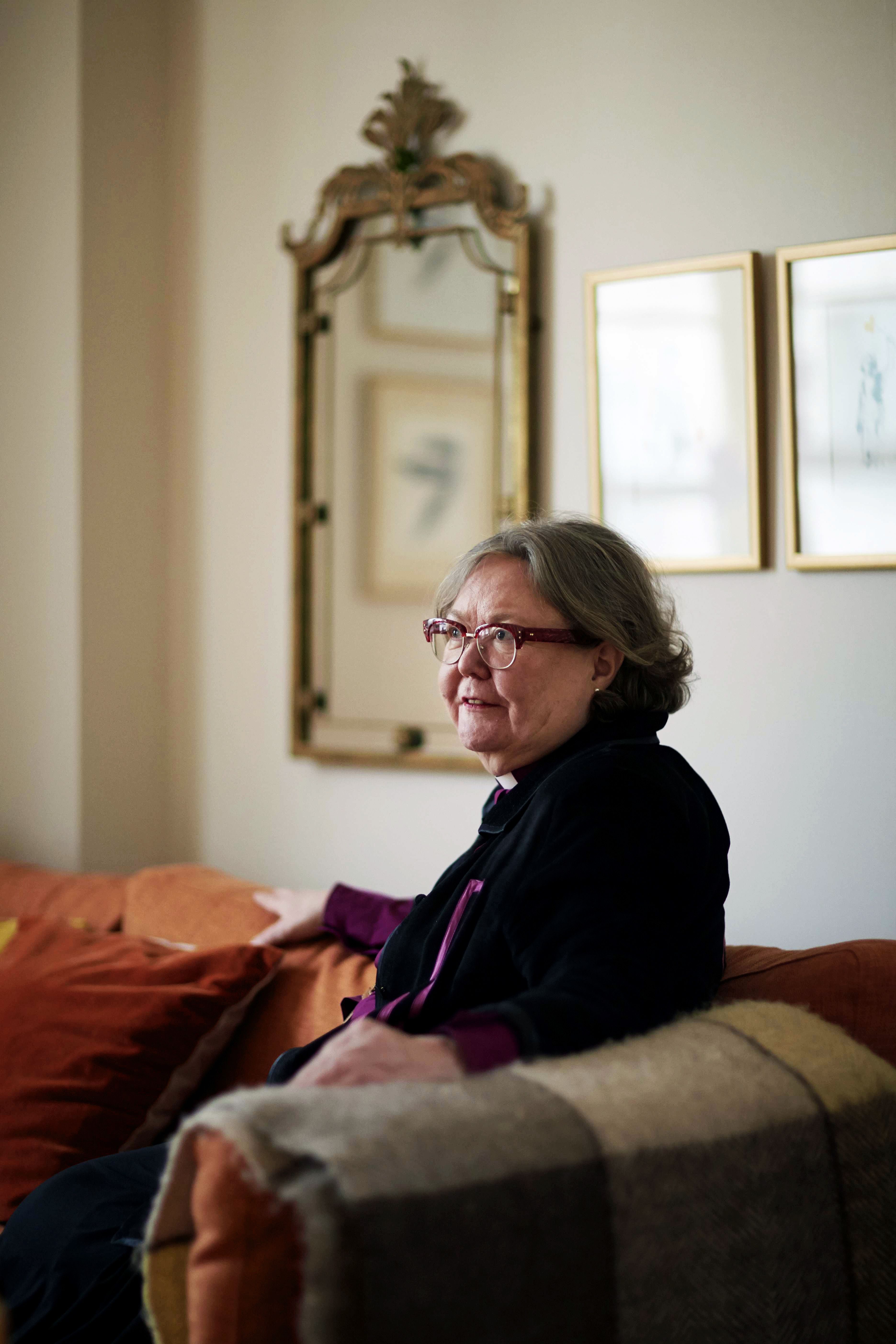 Irja Askolalla on faneja, mutta myös vastustajia. "Vihaviesteihin ei totu. Ne menevät aina ihon alle."