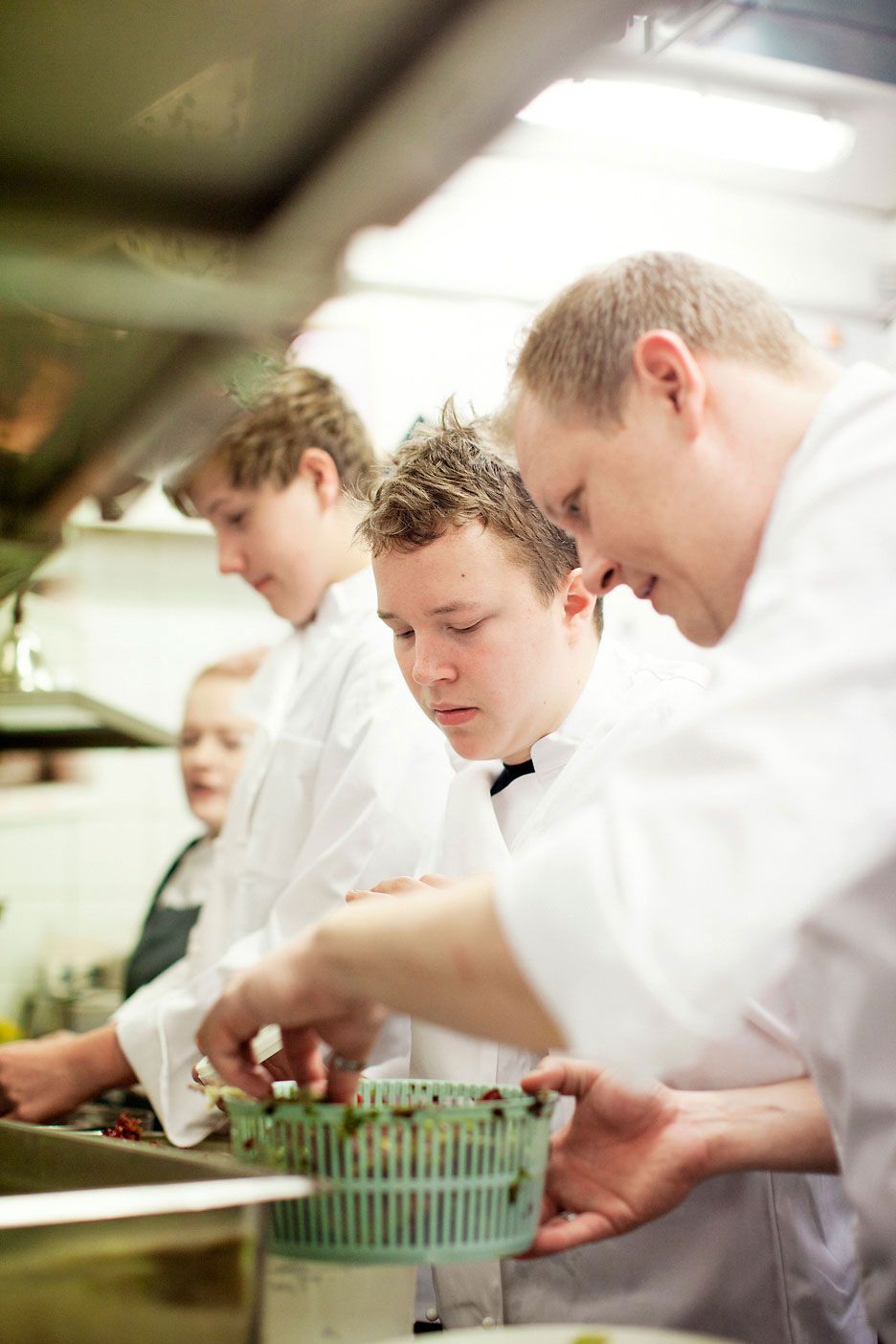Timo Linnamäki ja&nbsp;Samuel Rantamäki antavat kierroksia salaattilingolle. Taustalla tomaatteja pilkkovat Joakim Nurkki ja Henna&nbsp;Merisalo.