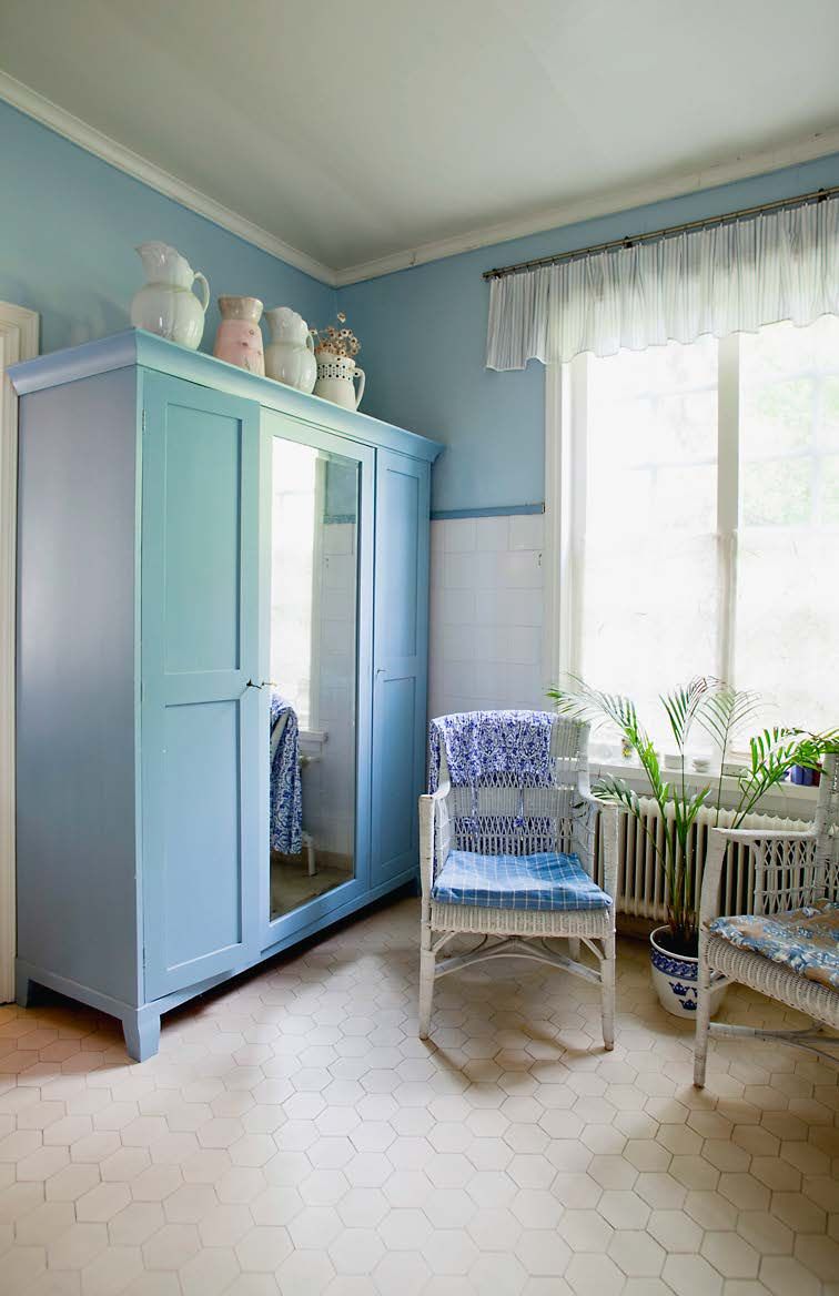 Kylpyhuone on rauhoittavan vaaleansininen. Sen alkuperäinen viehätys on säilytetty.