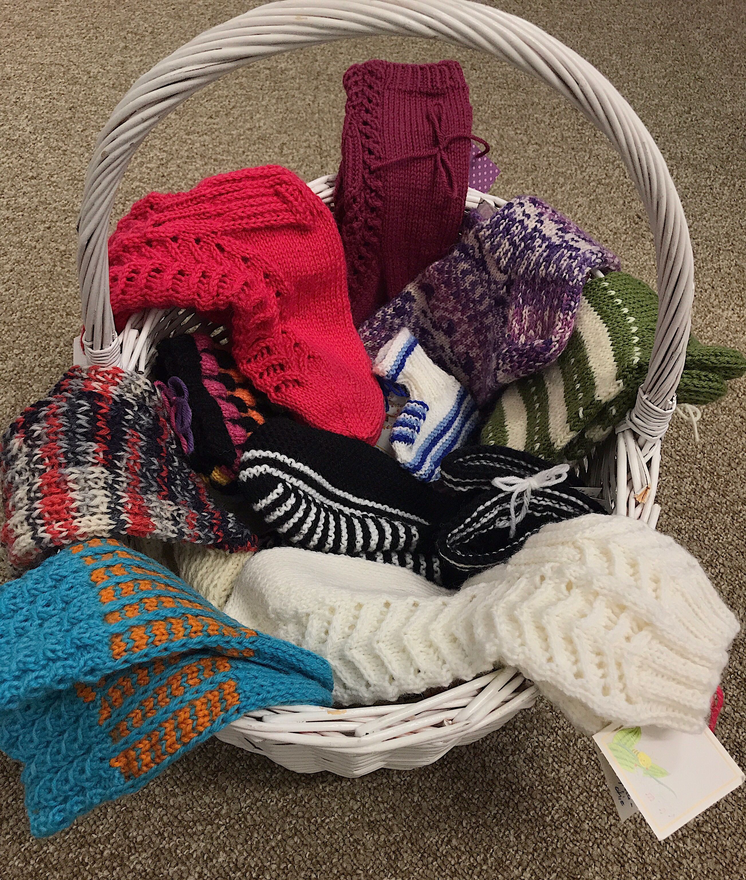 Ajatuksella tehtyjä sukkia, joiden mukana tuli myös lämmin kirje tai kortti sukan tuleville saajille.