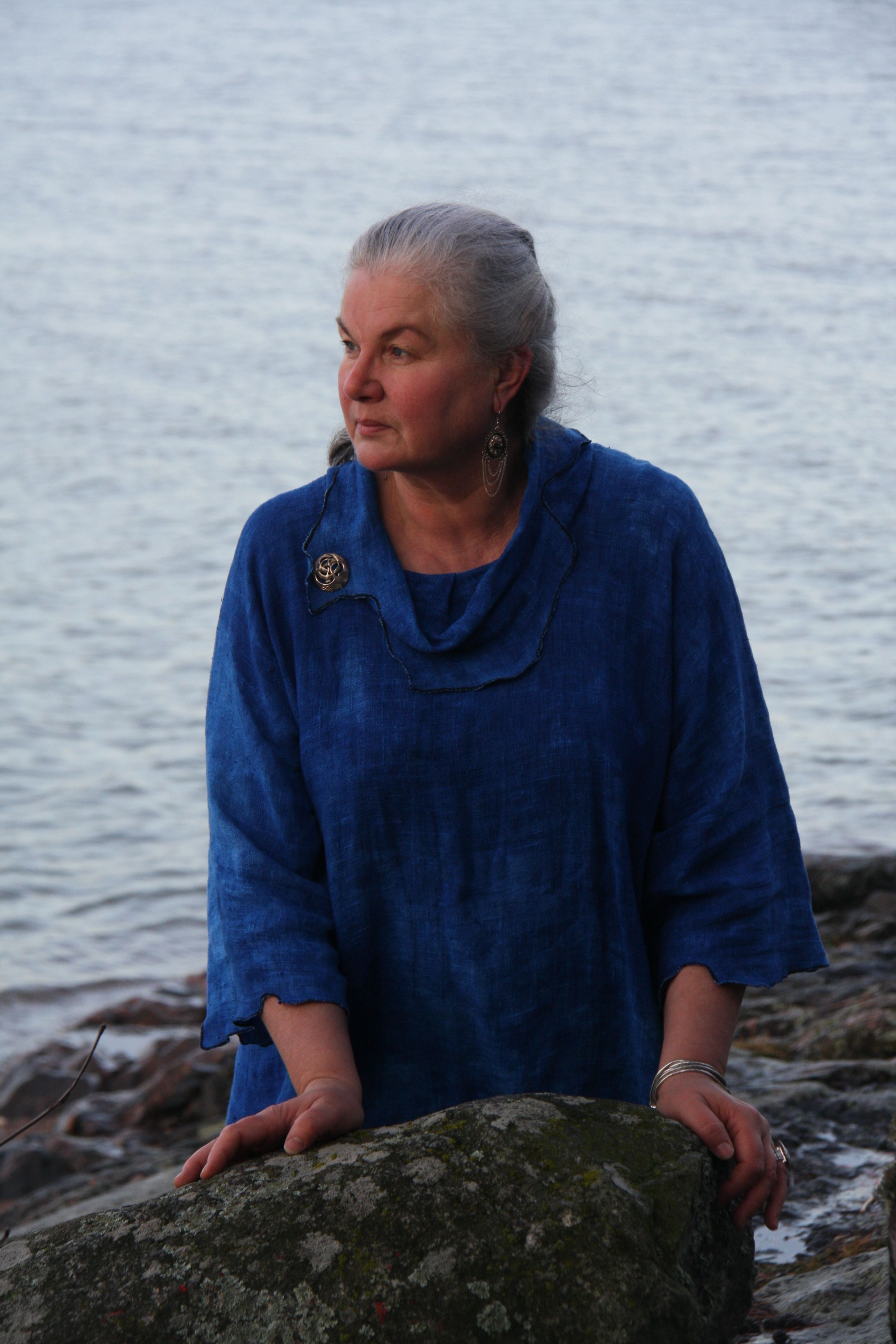 Päivi Kanerva ja psykoterapeutti Merja Miesvirta kokosivat voimauttavista valokuvista albumin. Päivin kuvan vierestä löytyy teksti: ”Tiedän elämästä. Enää ei tarvitse pelätä. Pahin on jo tapahtunut.”