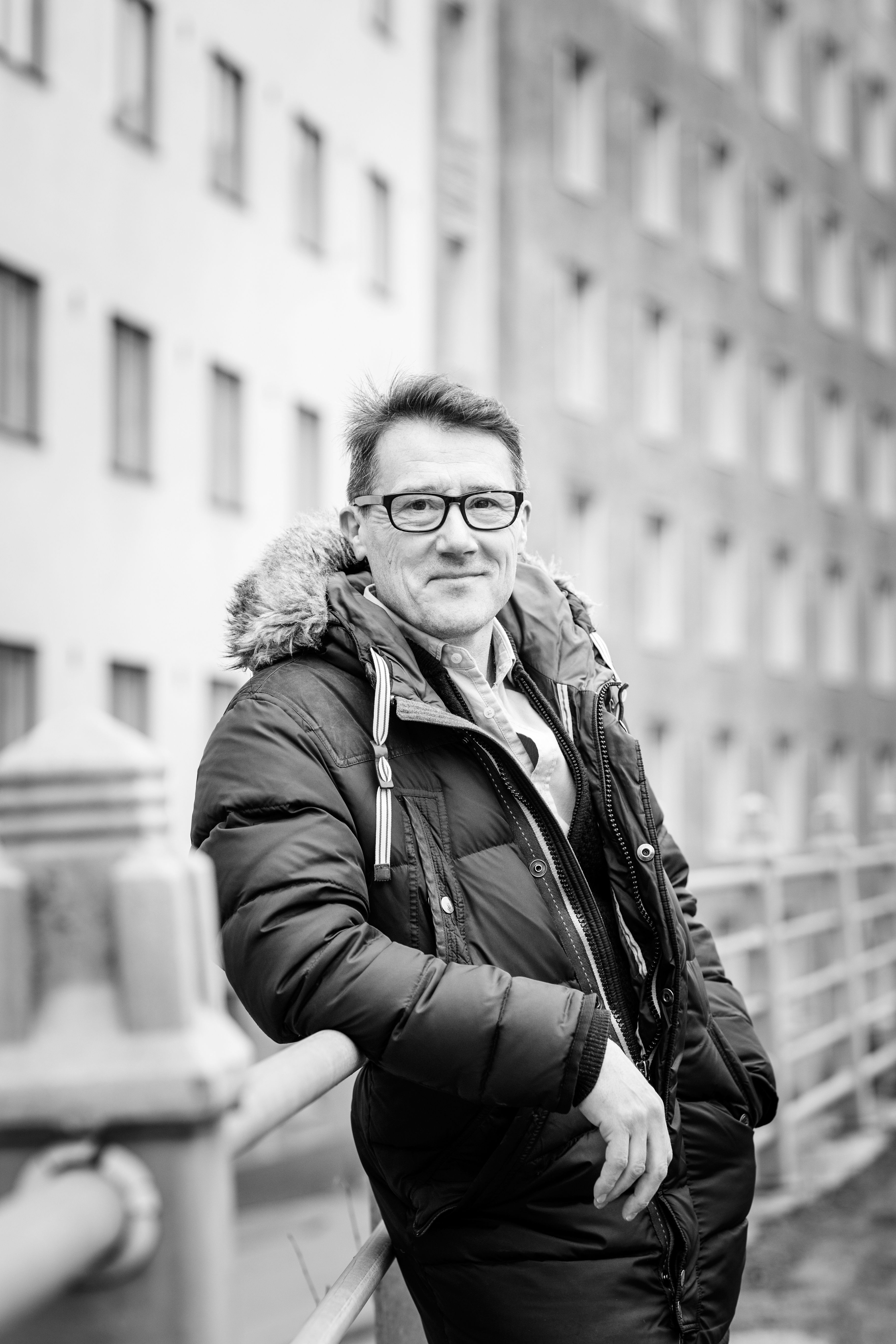 Dmitrij Tomnikov, 57, työskentelee Helsingissä huolinta-alalla. Venäjällä syntynyt Dmitrij muutti Suomeen 1980-luvulla rakastuttuaan suomalaiseen opiskelijaan. Parille syntyi kolme lasta, joista Alina on ensimmäinen. Liitto hajosi, mutta isän suhde lapsiin on säilynyt tiiviinä.