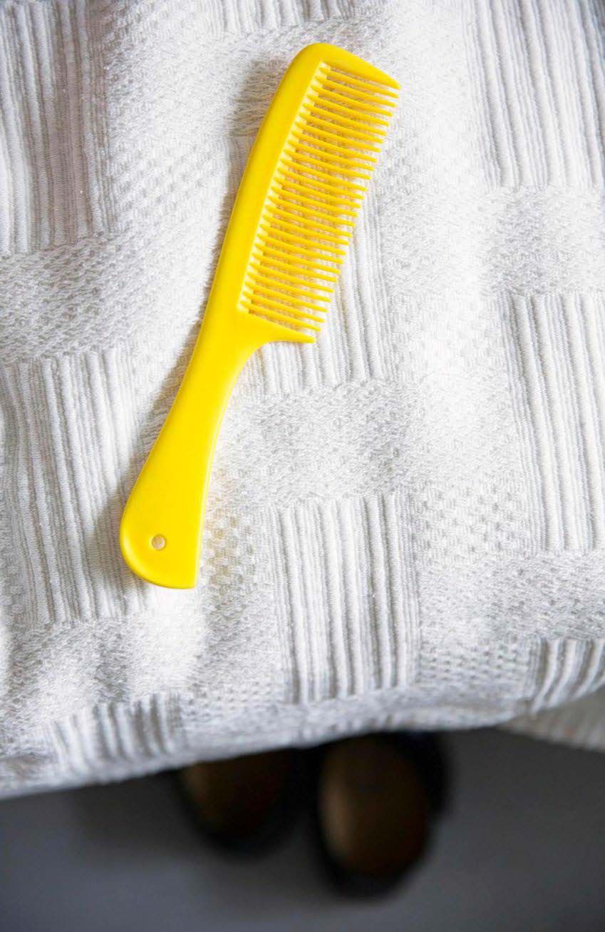 Kun hiukset oli pesty, Rauha halusi oman kamman, papiljotit ja kiharoita.