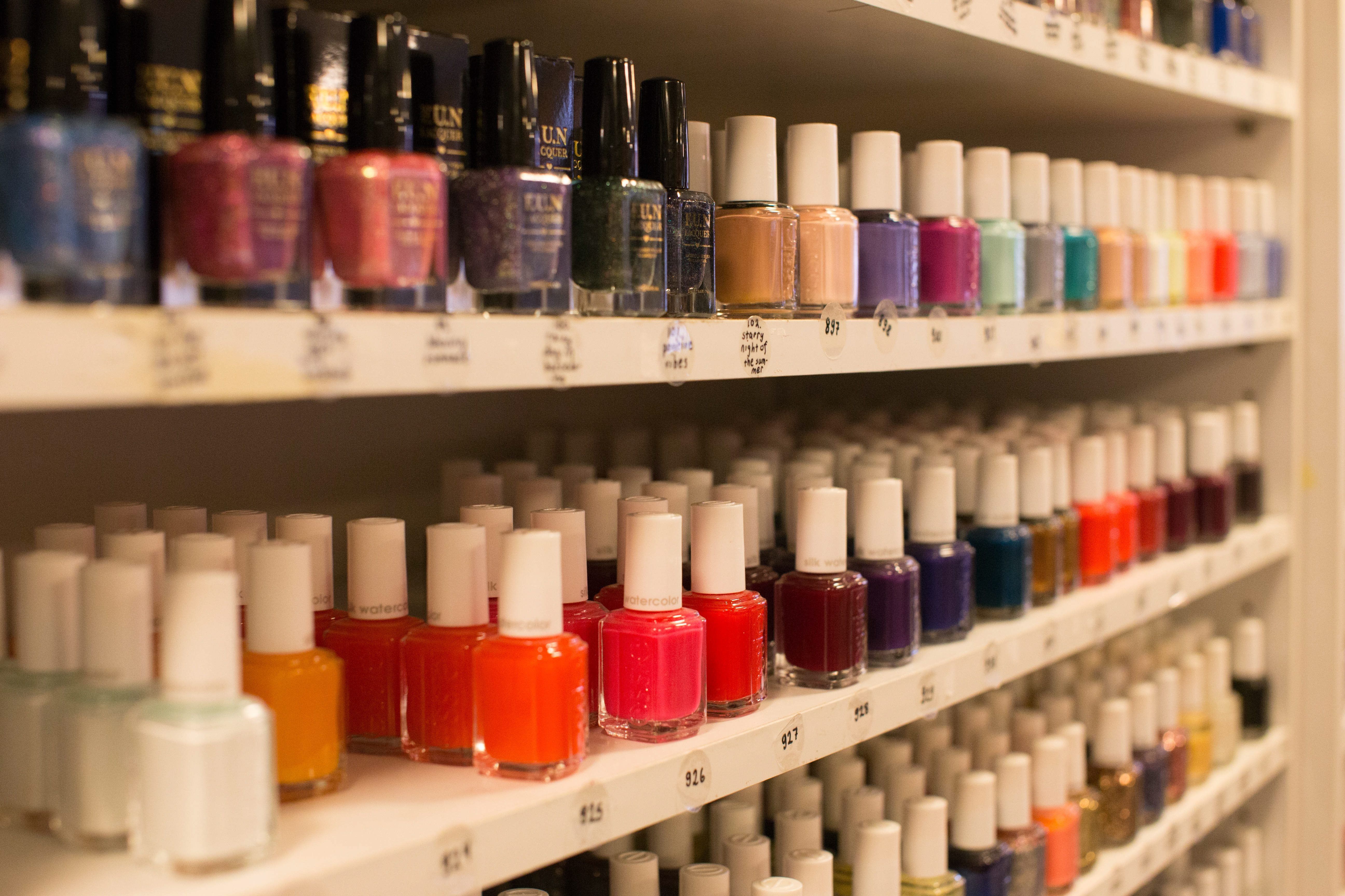 Kynsilakkoja löytyy kaikissa sateenkaaren sävyissä. Moni lyhytkyntinen arastelee tummia värejä, mutta turhaan. Juuri lyhyet kynnet kannattaa lakata tummiksi.