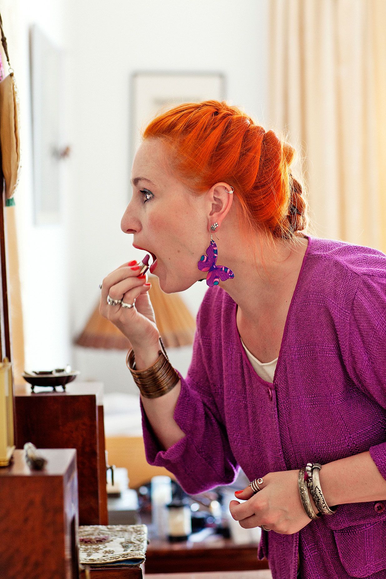 Lila väri on ikisuosikkini. Rento jakku päälläni sain nykyisen työni Turun yliopiston oikeustieteellisessä tiedekunnassa. Perhoskorvakorut löysin Saksasta halpahallin nuoriso-osastolta.