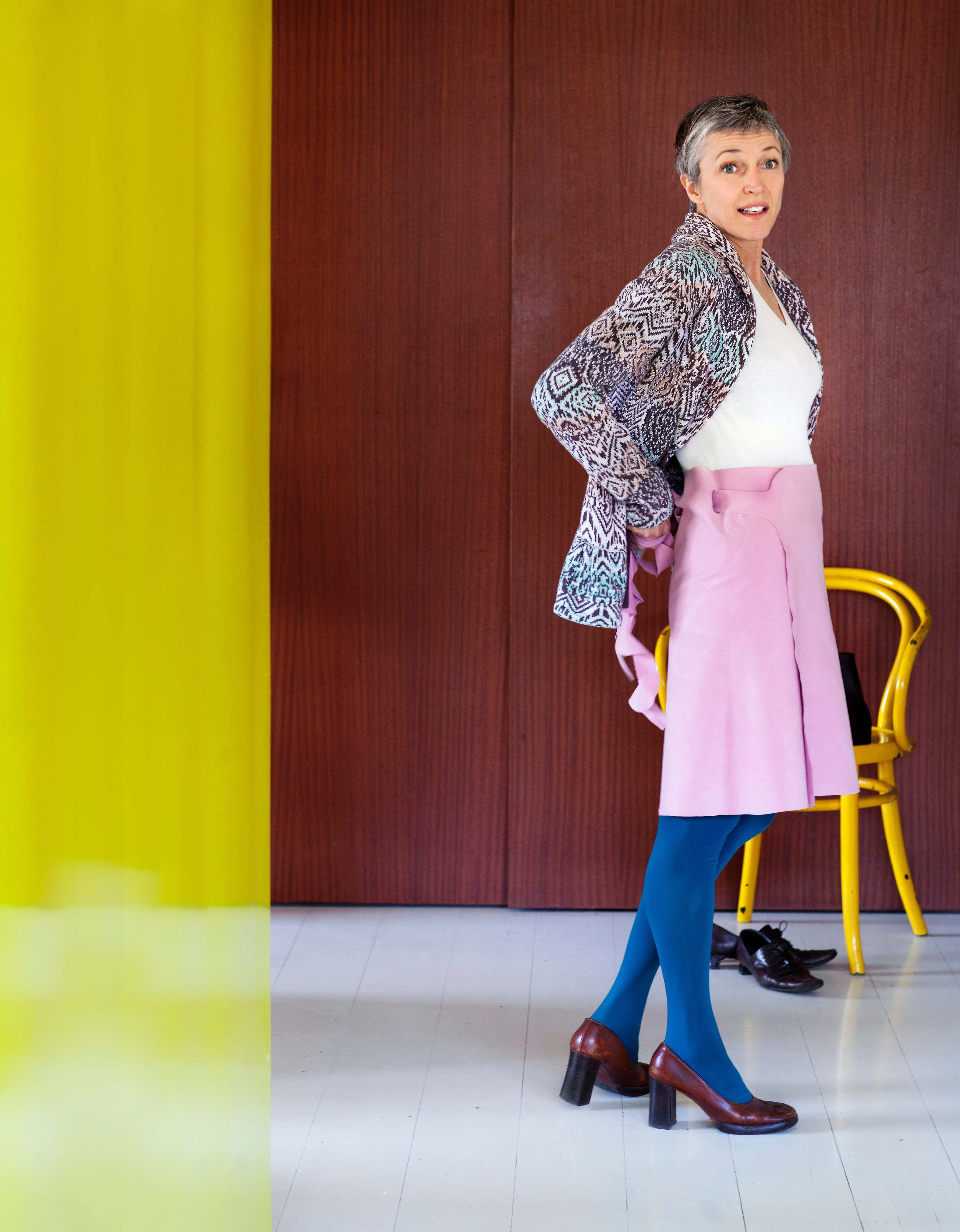 Oman Sirkus &&nbsp;Kumpp -merkkini&nbsp;Kami-hame on hyvä&nbsp;esimerkki työstäni:&nbsp;yhdistelmä estetiikkaa,&nbsp;ekonomisuutta ja&nbsp;ekologisuutta. Hame&nbsp;syntyi, koska halusin&nbsp;kietaistavan kotivaatteen,&nbsp;josta voin pyyhkiä&nbsp;lapsen läikyttämän&nbsp;jogurtin vaikka&nbsp;tiskirätillä. Hame on&nbsp;huonekalukangasta ja&nbsp;polyesteriä, vaikka&nbsp;moni luulee sitä&nbsp;mokaksi. Se on valmistettu&nbsp;kierrätetyistä&nbsp;muovipulloista.&nbsp;Jakku on Odd Mollyn.