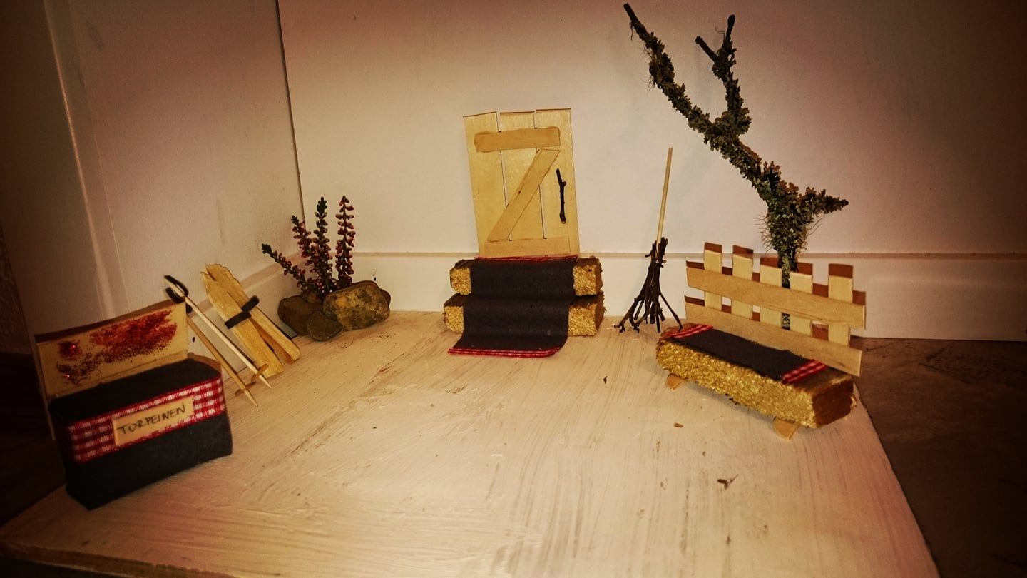 "Ovi on rakennettu jäätelötikuista, loput materiaalit kerätty ulkoa ja leikelty joutavat kangaspalat."&nbsp; Anna-Reetta Seppä