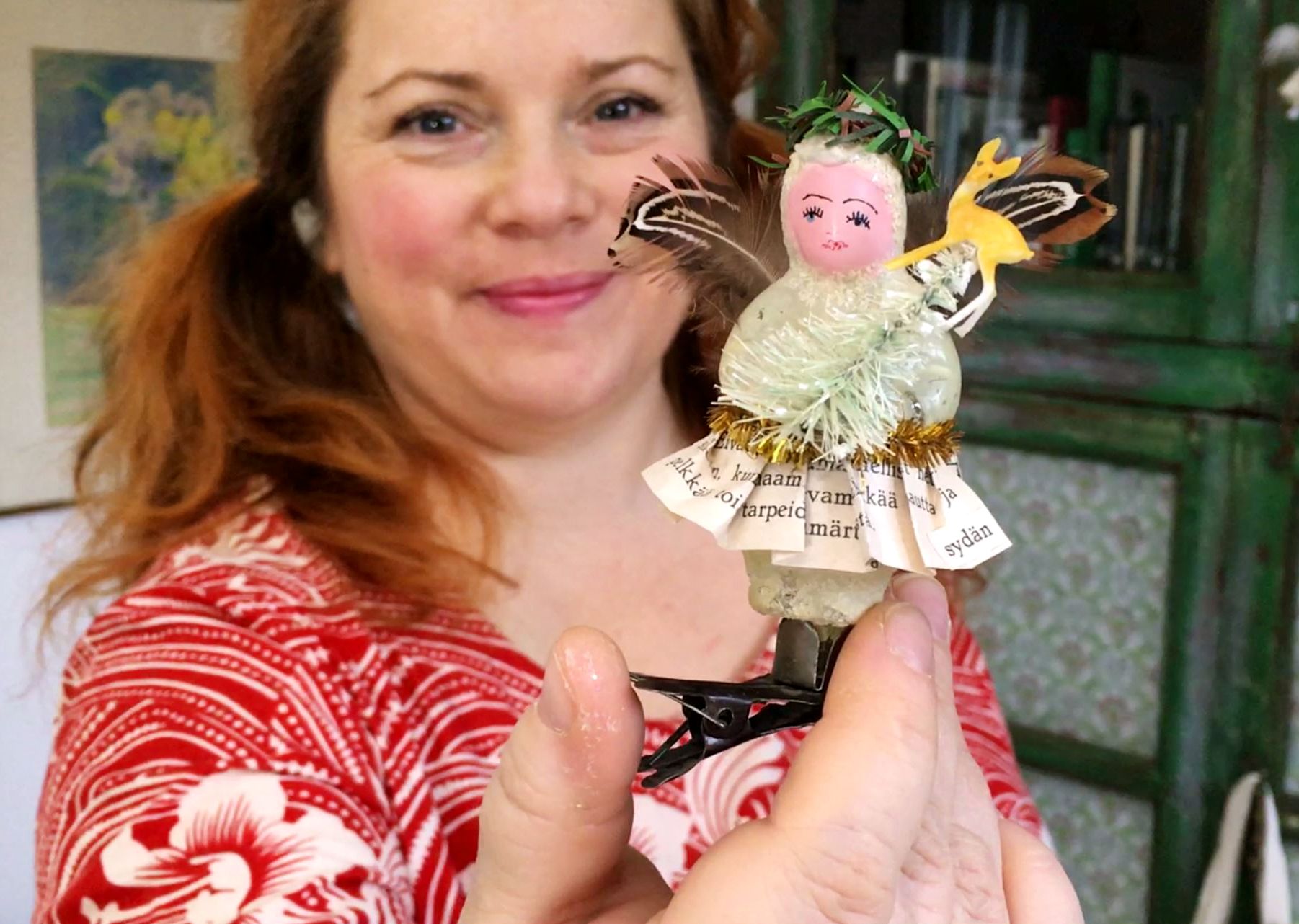 Täksi jouluksi Kiti on haalinut kirppiksiltä ja nettikaupoista vanhoja joulukuusenkoristeiksi tarkoitettuja hahmoja. Hän on askarrellut niille höyhenistä siivet ja vanhoista nuoteista hameet. 