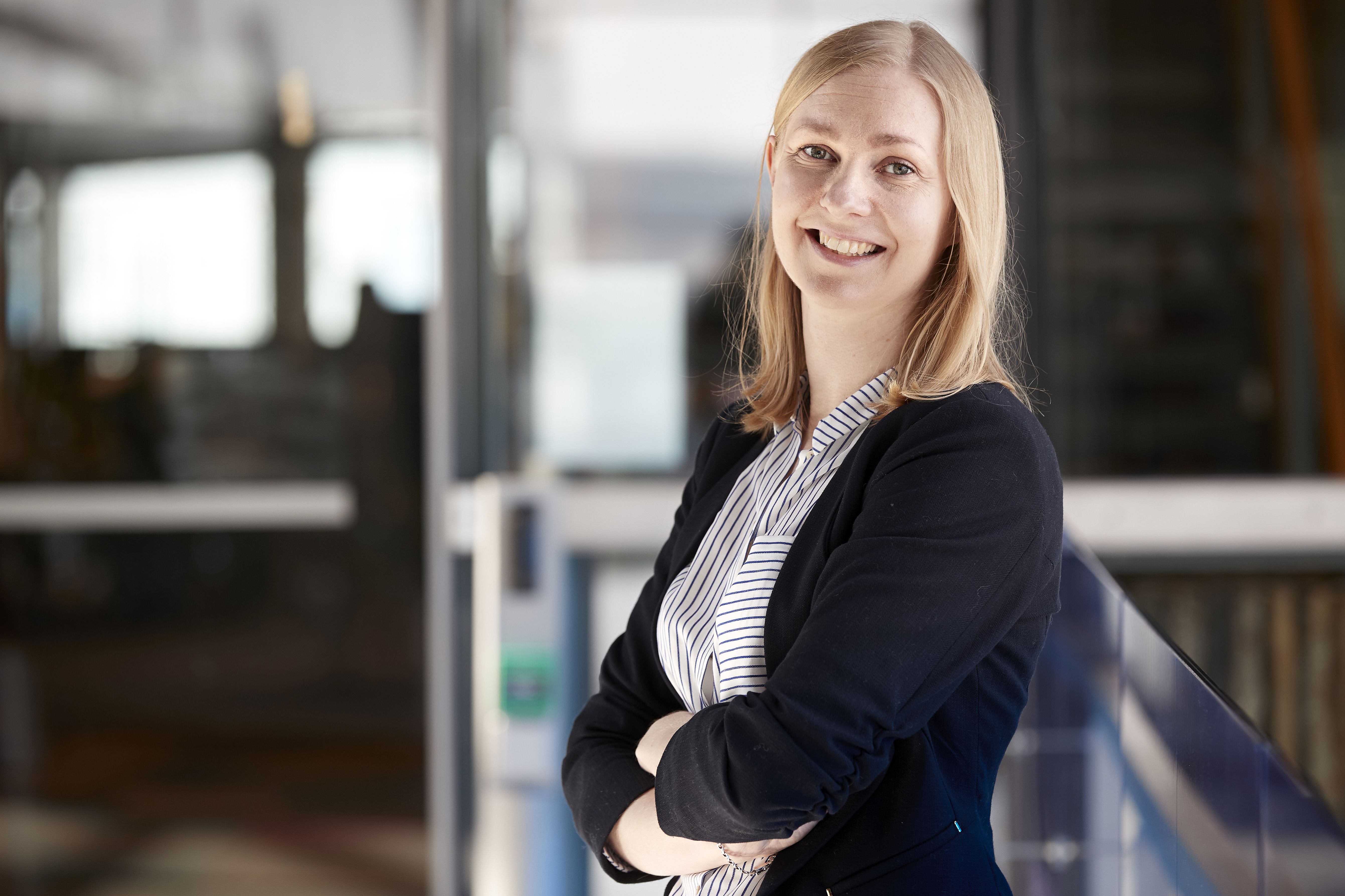 Minna ei kaipaa kahdeksasta neljään -työtä. ”Jos puhelin soi vapaalla, en koe sitä erityisen kuormittavaksi.”