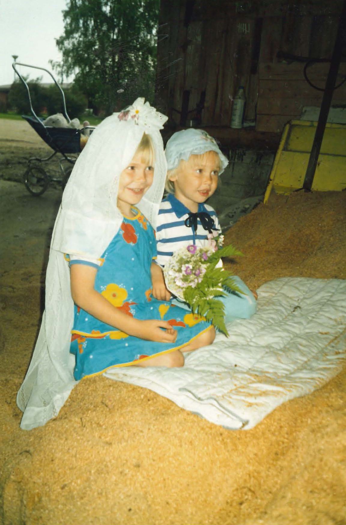  Äiti lähti usein mukaan lastensa leikkeihin ja tällä kertaa kuvasi tyttärien häät. Hääleikissä Johanna oli morsiamena ja Leena-Maija sulhasena.