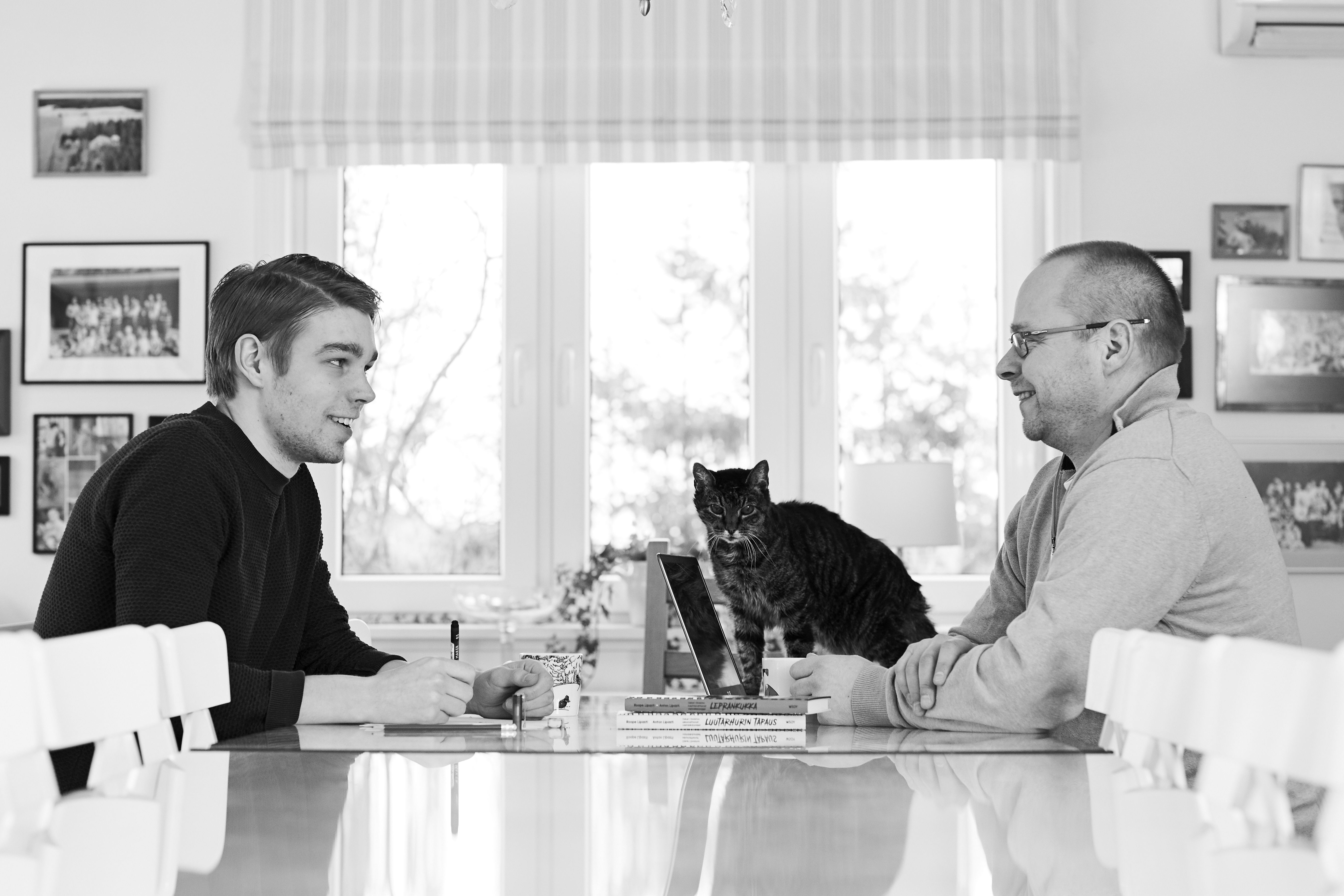 Anton, 24, ja Roope Lipasti, 50, ovat poika ja isä sekä työkaverit. Lue heidän haastattelunsa Kodin Kuvalehdestä 5/2021!