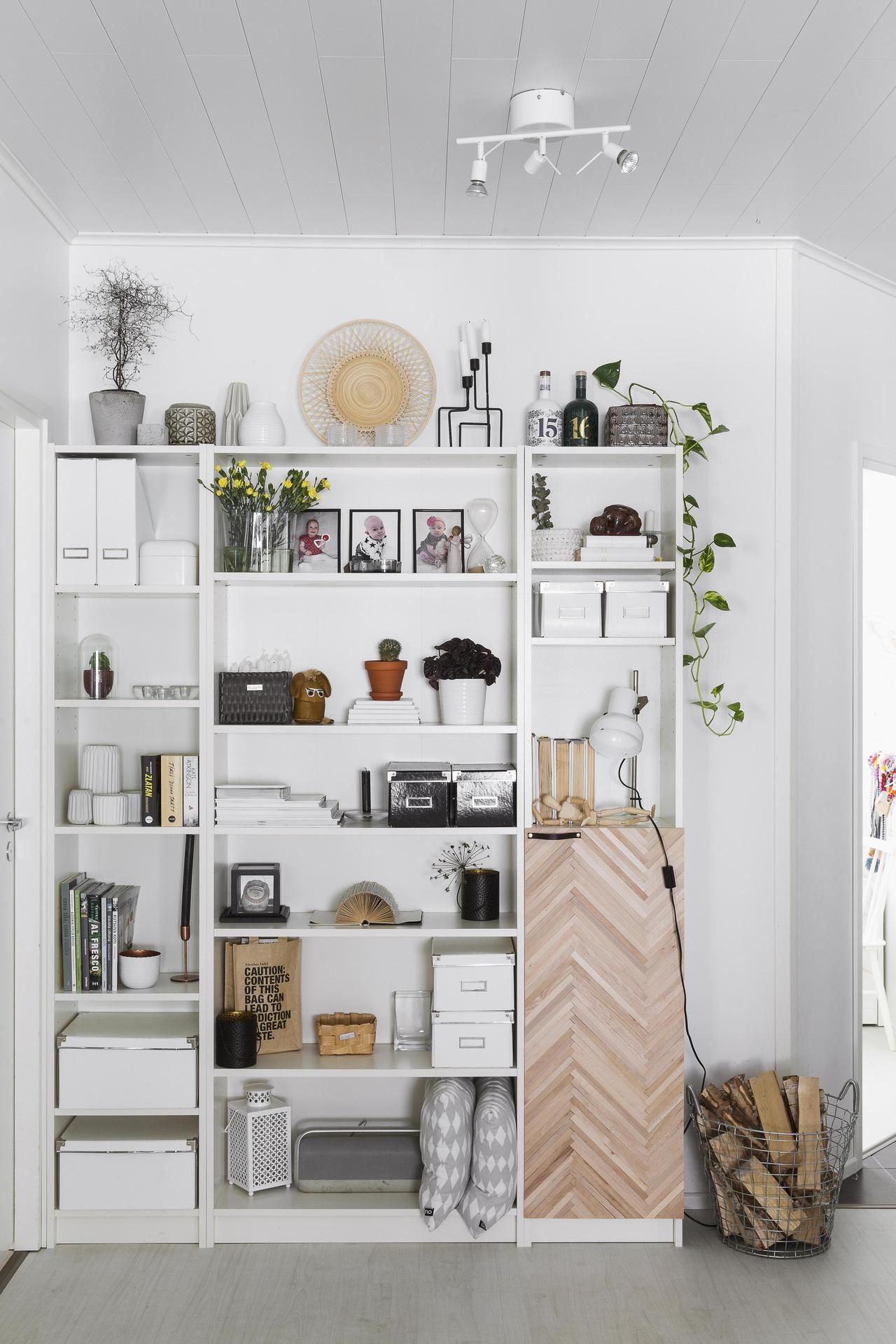 Kirjahyllyn oven Maria teki Bilteman sytytystikuista, ja sen takaa löytyy imuri. Se on nelilapsisessa perheessä usein käytössä.