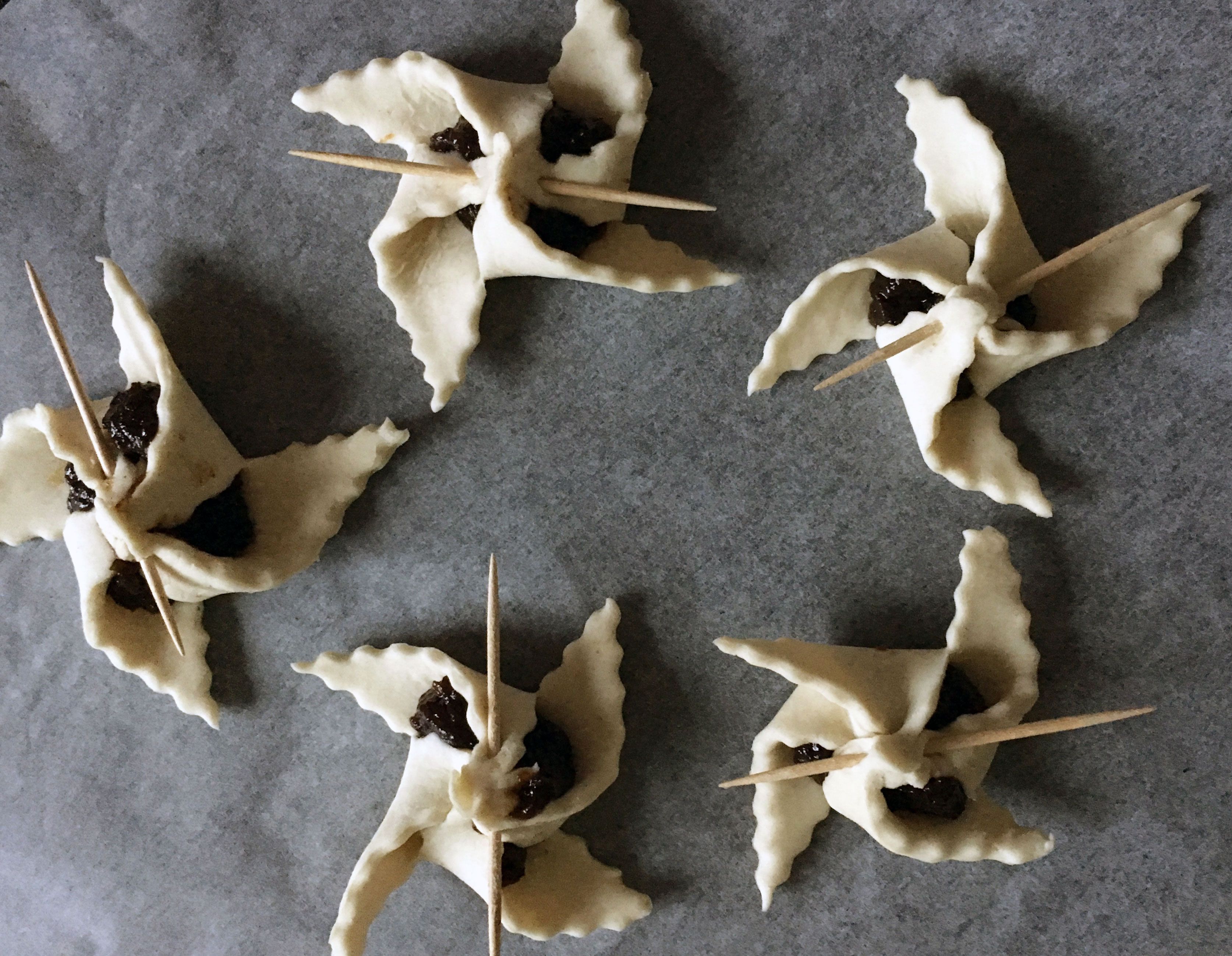 Kiinnitä sakarat toisiina ohuella puutikulla, jotta torttu ei paistamisen aikana aukea.