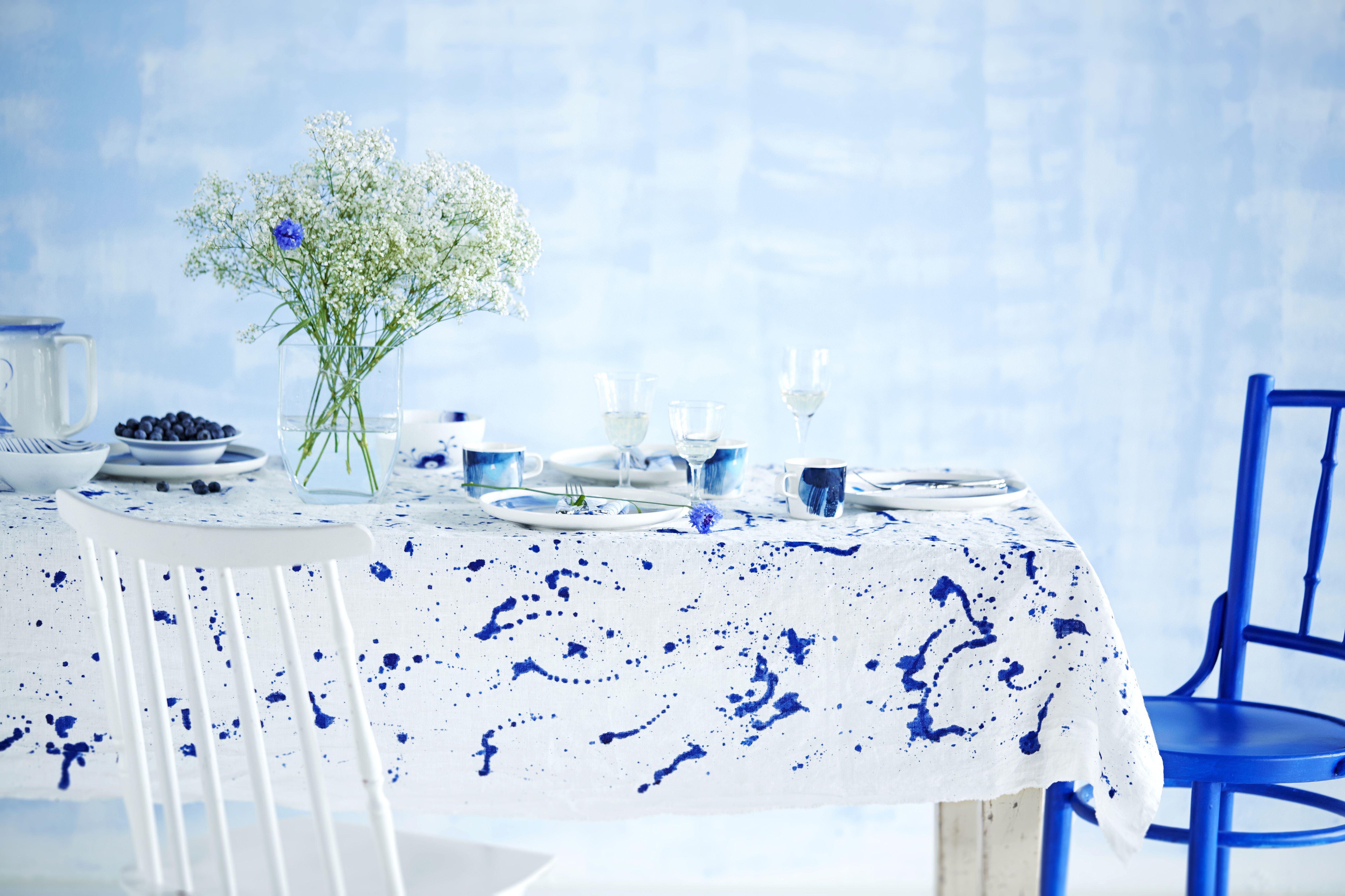 Pöytä 1 150 e, Moko, Sääpäiväkirja-lautaset 32 e ja -kupit 16,90 e, Marimekko. Arabian kannu 195 e, Astialiisa. Royal Copenhagenin Blue Fluted Mega -lautanen 59 e ja kulho 75 e, Iittala. Lasit, maljakko, aterimet ja tuolit kuvausrekvisiittaa kirpputorilta.