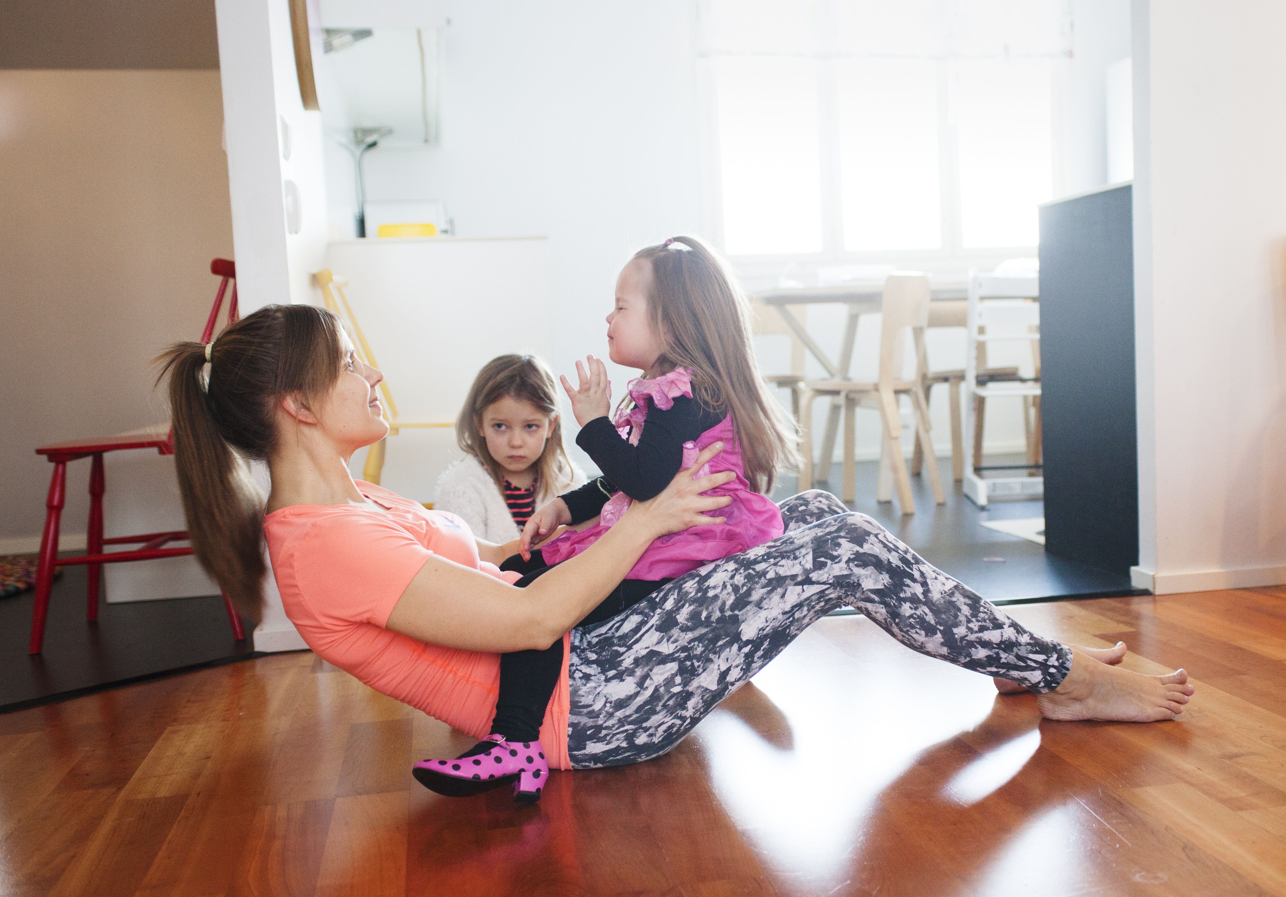 Sanna jumppaa, Aavaa naurattaa, Karlaa kiukuttaa. "Lapsiperheen arkea tämä kaikki on", Sanna sanoo.