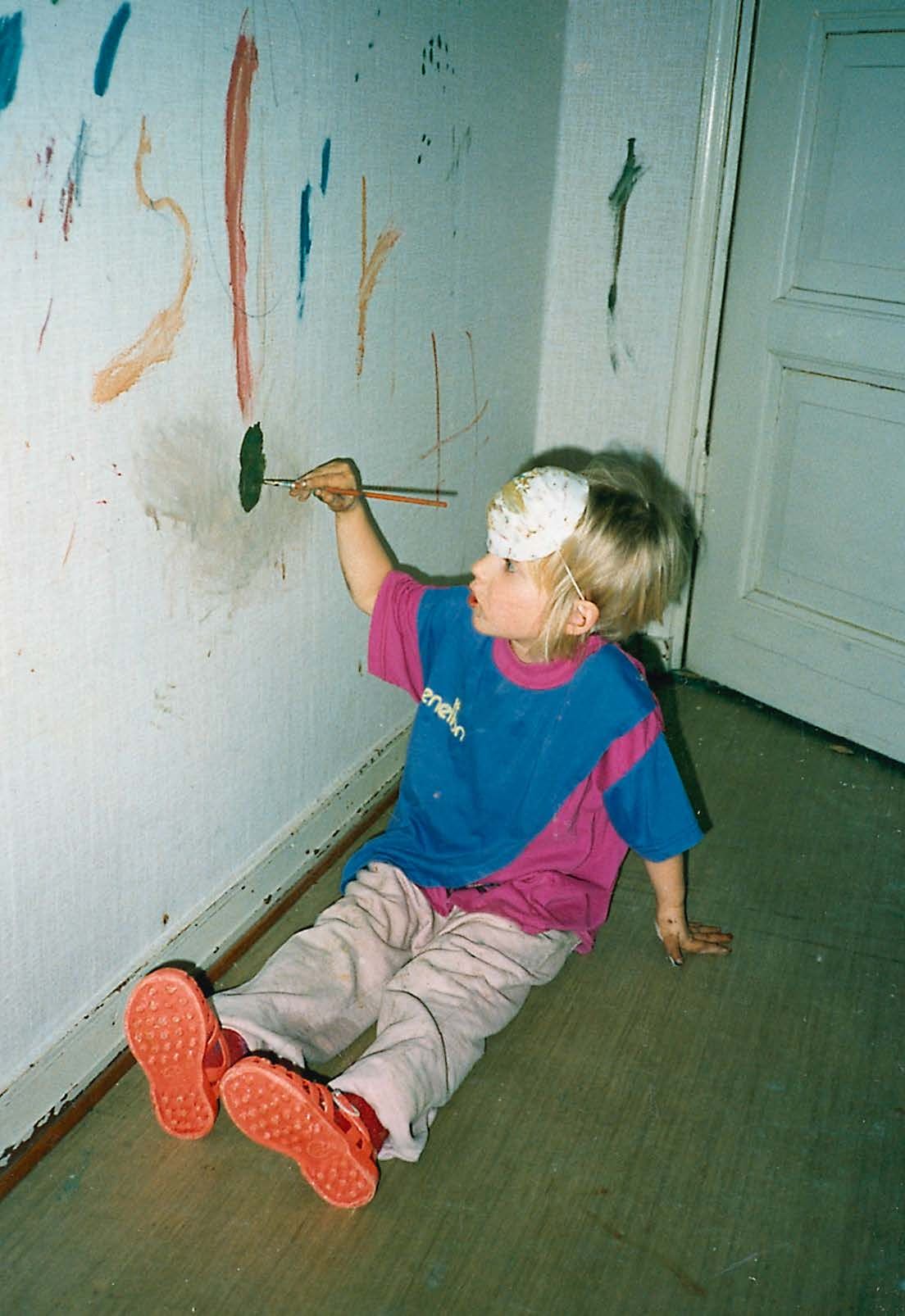 Äidin ja isän viimeinen yhteinen koti. Ennen remonttia sai piirtää seiniin.