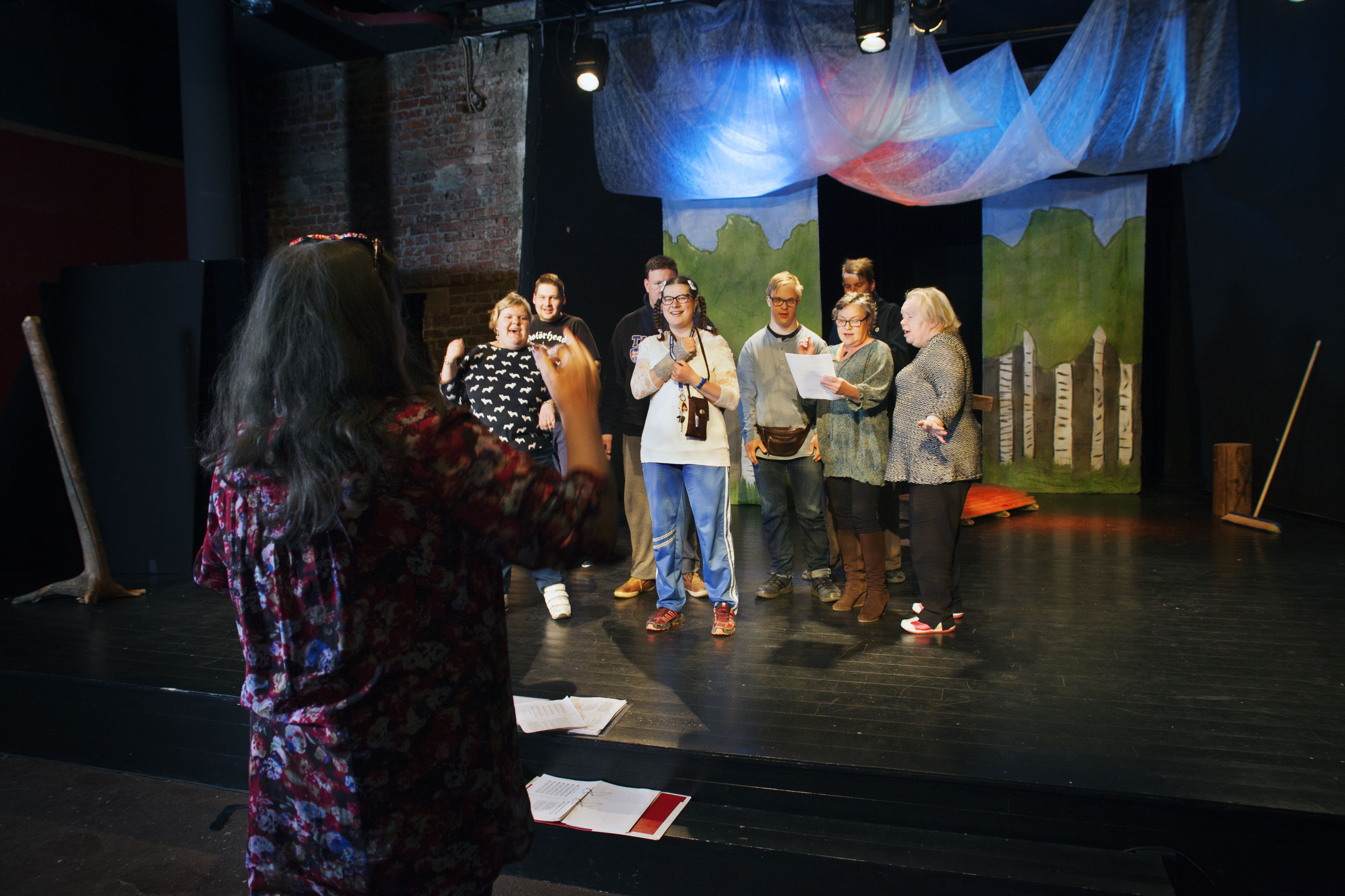 Teatteriharjoitukset kehitysvammaisten näyttelijöiden kanssa ovat hulppeita. ”Näyttelijöiden innostus on mieletön. Se auttaa jaksamaan myös kotona."