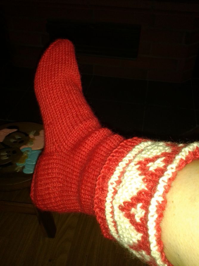 Nämä ovat joulusukat siskolle kiitokseksi hänen omaishoitajana tekemästään ansiokkaasta työstä. - Riitta Pelttari