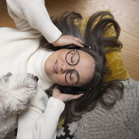 Anna Huovinen kuvasi työterveyspsykologi Annamari Heikkilän, joka kertoi jutussa, että keski-ikäisillä pitäisi olla enemmän aikaa olla vain ja hengittää (KK3/2025). ”Tältä keikalta muistan kuvat, joita otimme lumisessa metsässä, ja hienon neonvärisen taideteoksen, joka oli seinällä. Mutta koiraa en muista lainkaan! Luultavasti se tuuppasi Annamarin kainaloon ihan vahingossa, ja lehteen oli sitten valittu juuri tämä otos”, Anna nauraa.