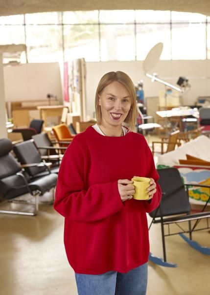 Kerran Ida Kukkapuro laski kaikki isoisänsä suunnittelemat tuolit, jotka löysi kotiateljeesta Kauniaisista. Hän sai tulokseksi 90. ”Muistan tuolien virran. Tuoleja tuli ja tuoleja meni.”