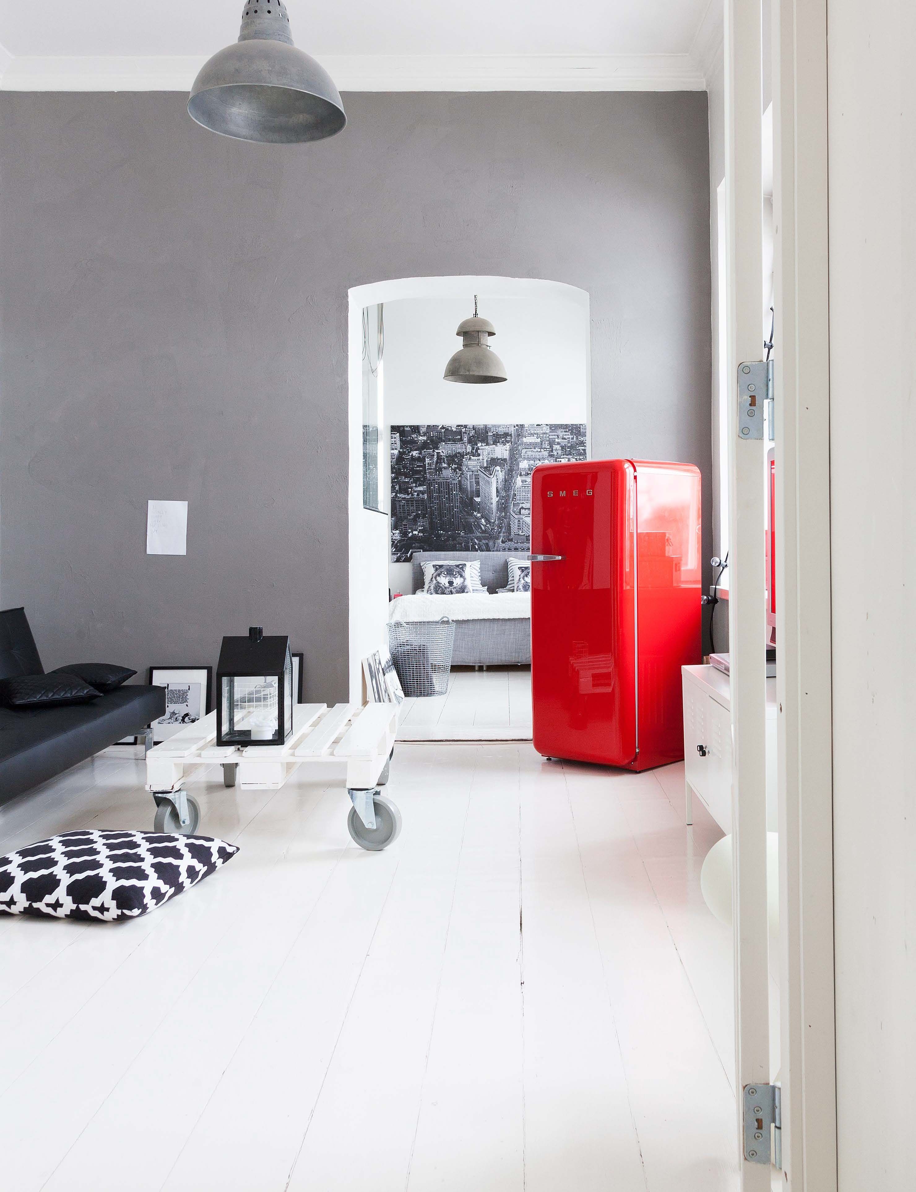 Valkoisen ja harmaan yhdistelmä toimii hienosti vanhassa kivitalossa. Sisustuksen kruunaa Sannan lahjaksi saama punainen jääkaappi, joka sijoitettiin paraatipaikalle olohuoneeseen.