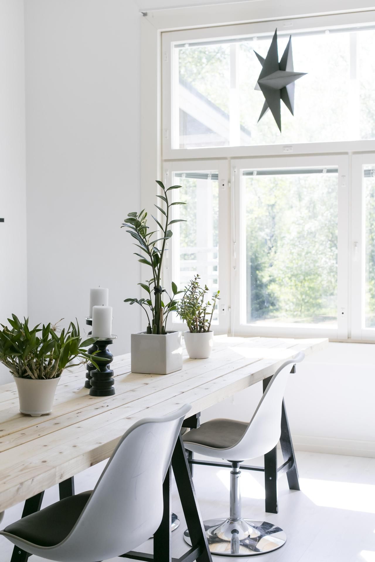 Eeva-Riikka ja Olavi tekivät suuren ruokapöydän yhdessä. Tuolit on ostettu nettikirpputorilta.