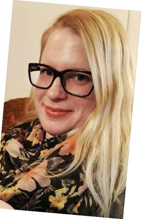 Muuramelainen Marja Soikkala&nbsp;värkkää mieluiten pehmoleluja tyttärelleen, mutta innostuu välillä virkkaamaan villatakkeja ja peittoja. Marja pitää Virkaten-käsityöblogia.