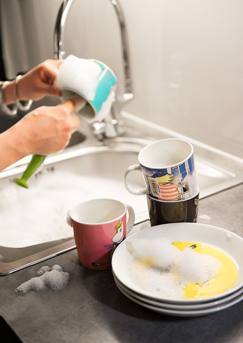 Kerran muumimukihylly rämähti alas. Pudonneista tuli käyttömukeja. Ne saa tiskata.