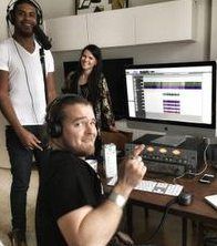 Teemun luona äänittämässä. Chike räppää.