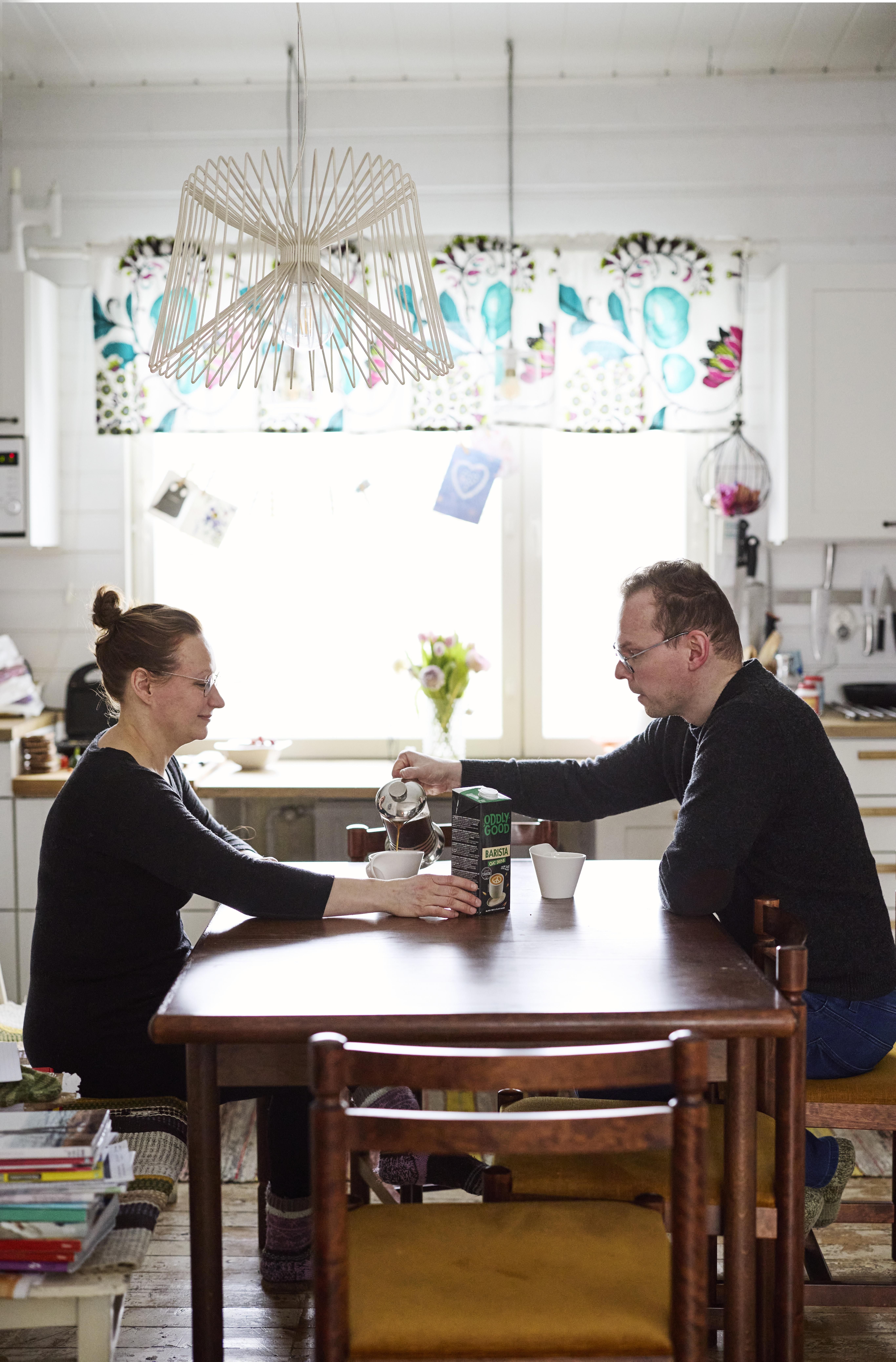 Pekka ja Henna ostivat vuonna 1954 rakennetun rintamamiestalonsa vuotta ennen Pekan diagnoosia. Keittiön pöytä on kohtaamisen ja keskustelujen paikka.