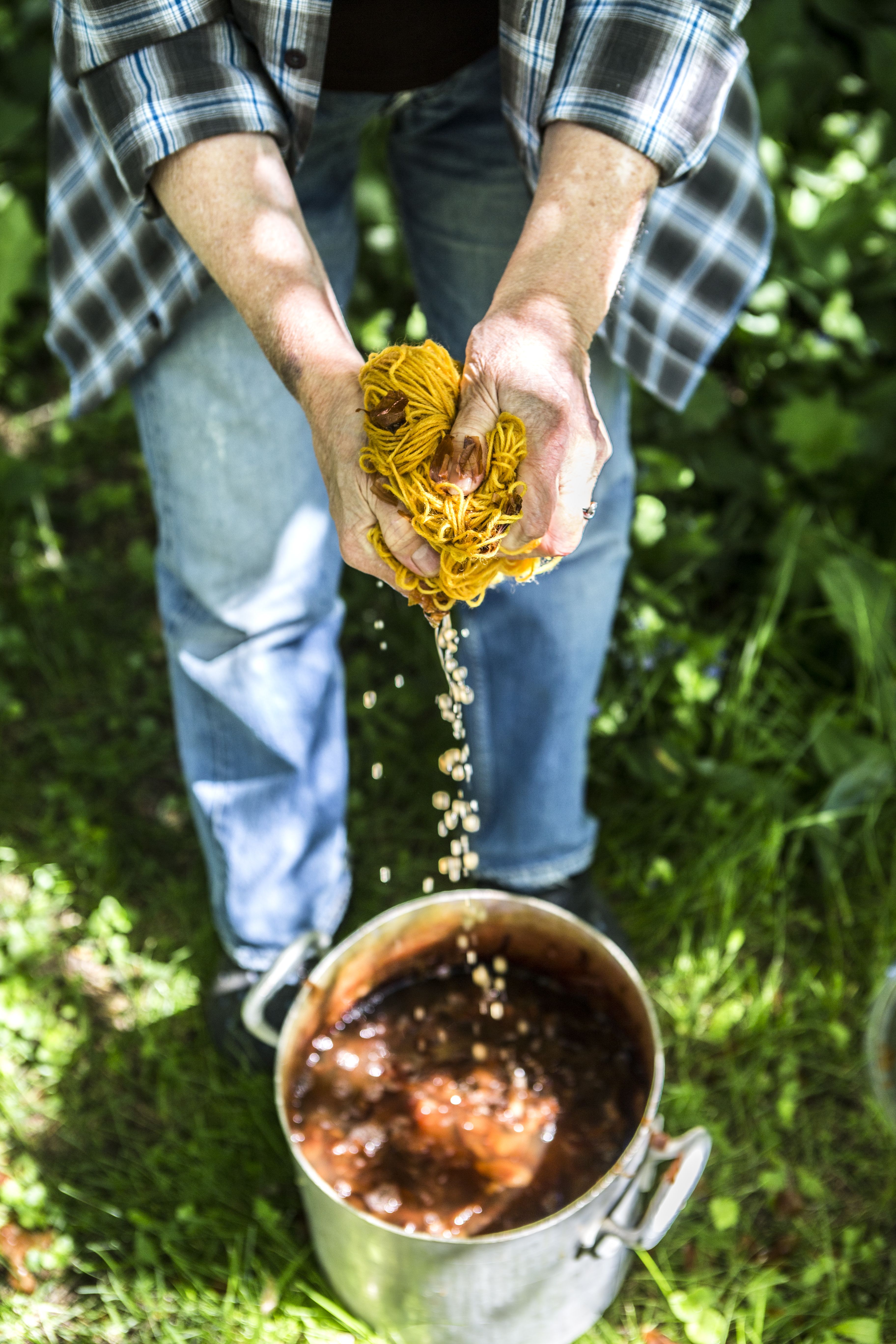 Eila on oppinut, mistä kasveista saa kauneimmat sävyt.