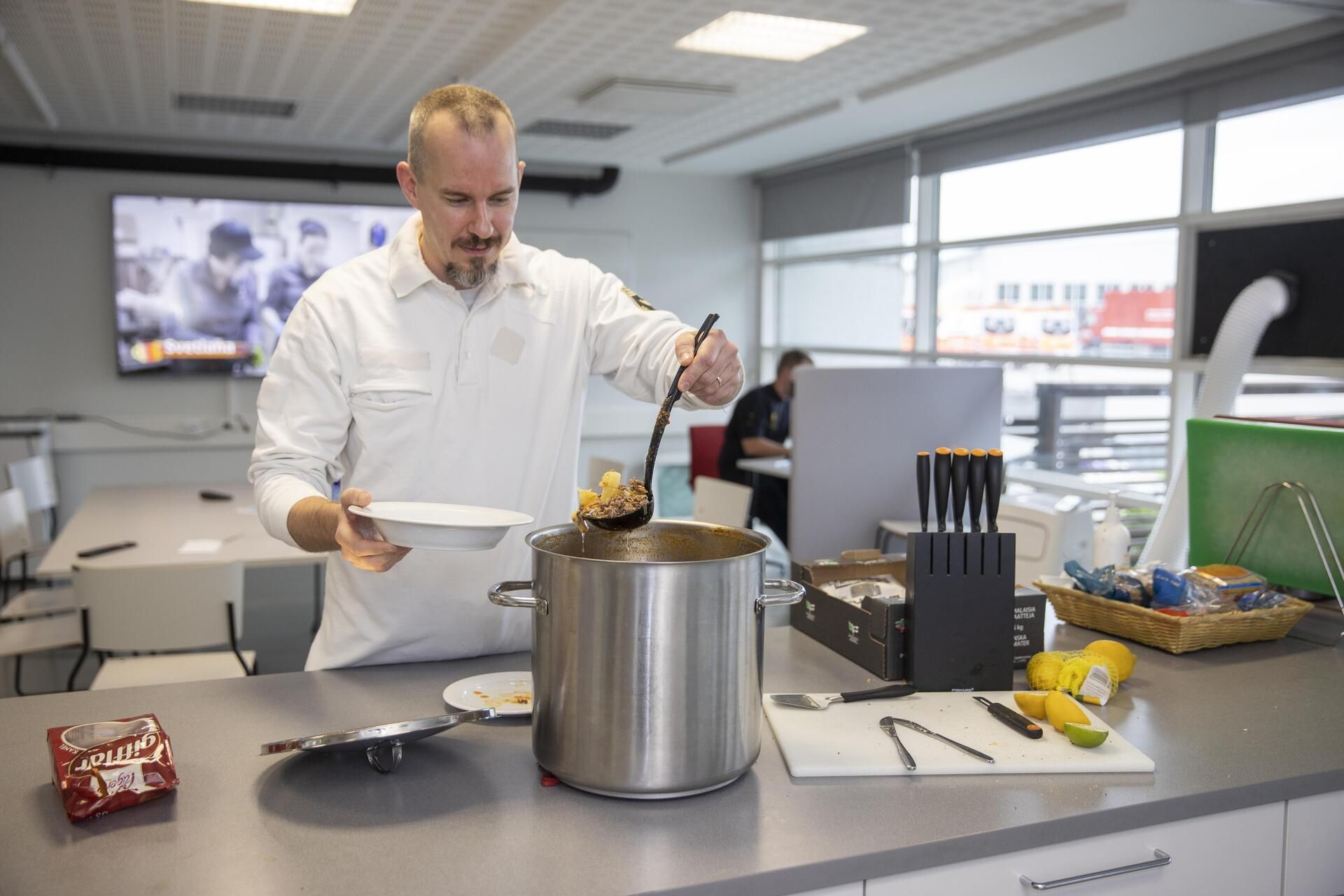 Vaikka ei osaisi kokata, meillä oppii, koska ruuanlaitto on yksi kiertävistä tehtävistämme.