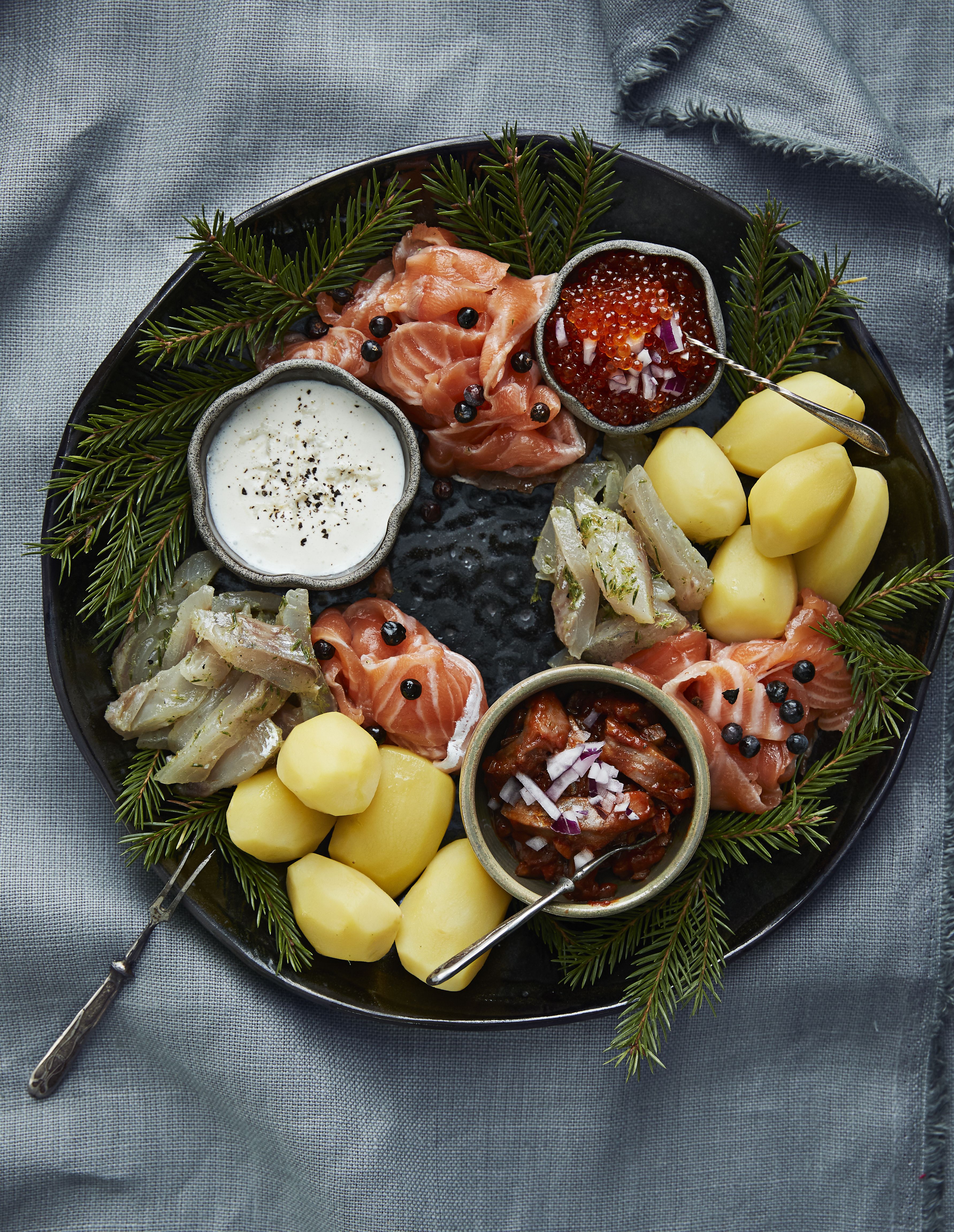 Kalakranssi on juhlapöydän ihaninta antia. Tai no, vaikea Christinan herkuista on suosikkia valita! Mukana ovat myös karpalojäädyke ja lakukinuski.