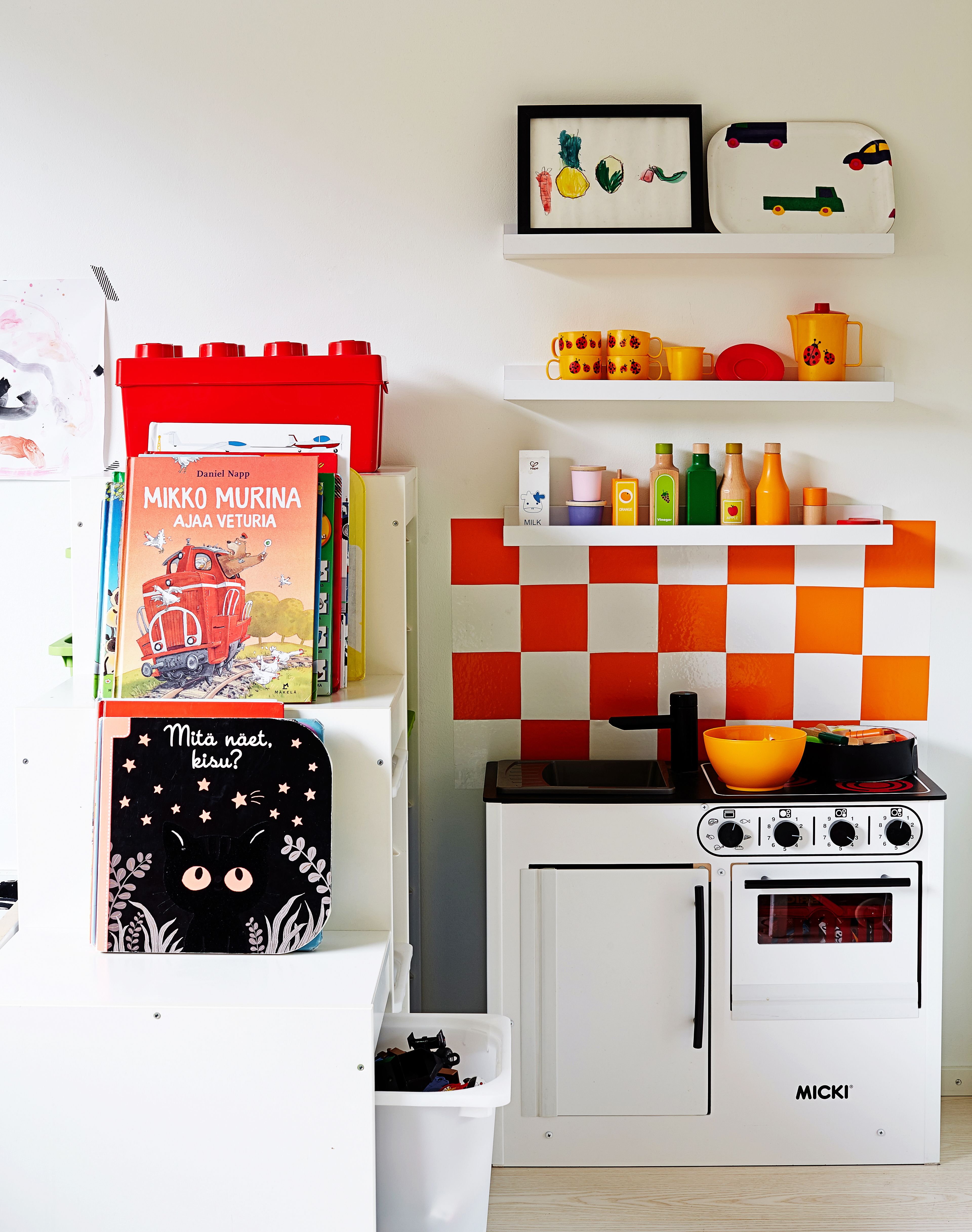 Leikkikeittöön on kätevä liimata aidon näköiset kaakelit kontaktimuovista.