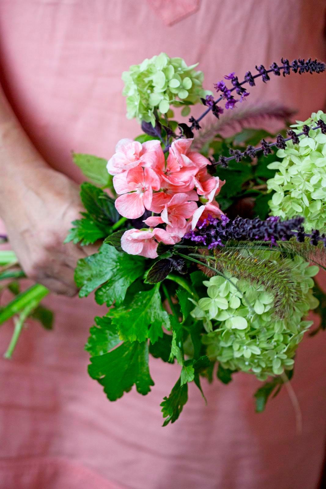 Hortensiasta, kesäkukista ja yrteistä voi poimia silmäniloa myös sisälle.