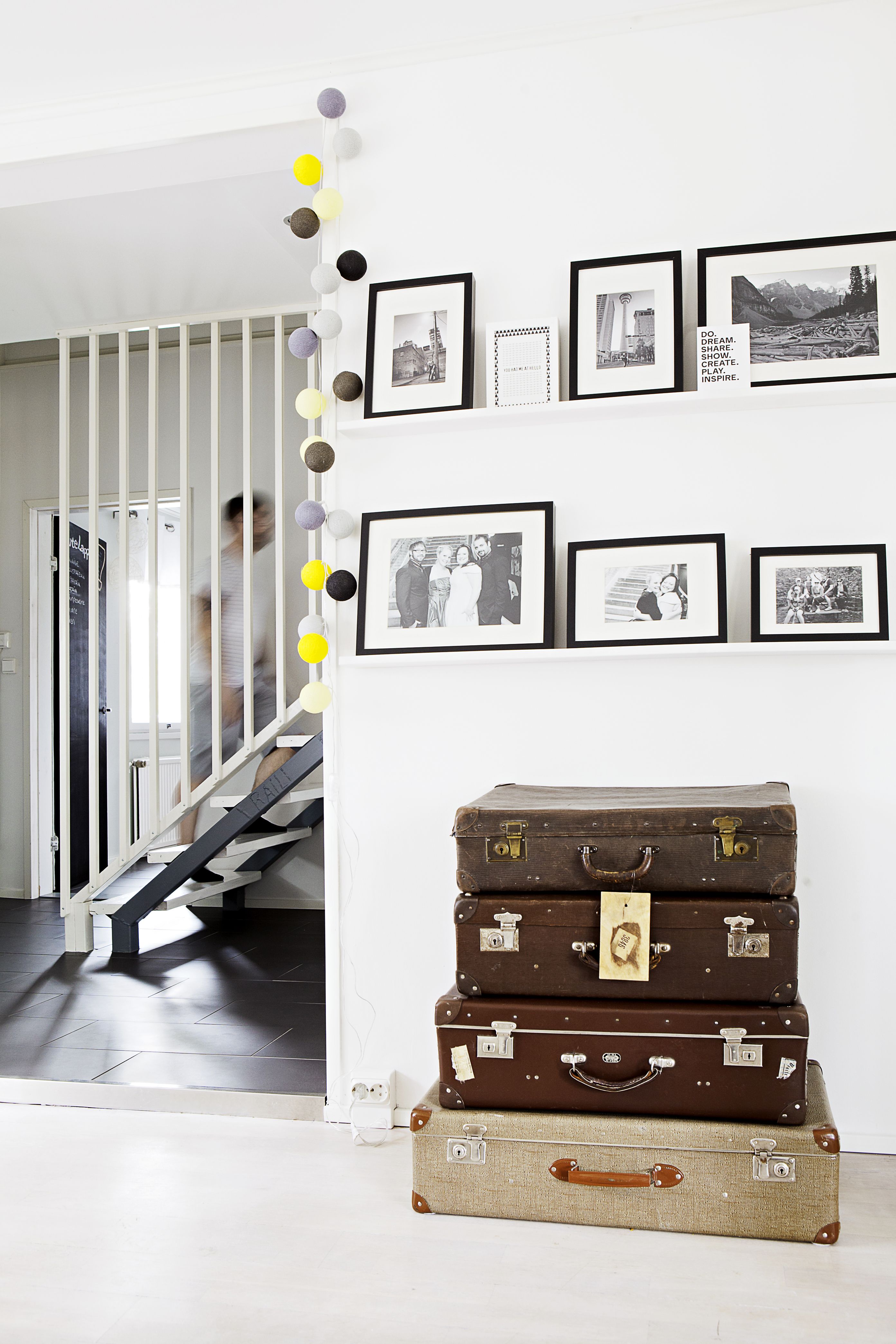 Vanhoja matka­laukkuja on kertynyt monta, sillä ne olivat yksi Suvin keräilykohteista. Niissä säilytetään kirjoja ja vanhoja valokuvia. Ulkona niihin istutetaan kukkia.